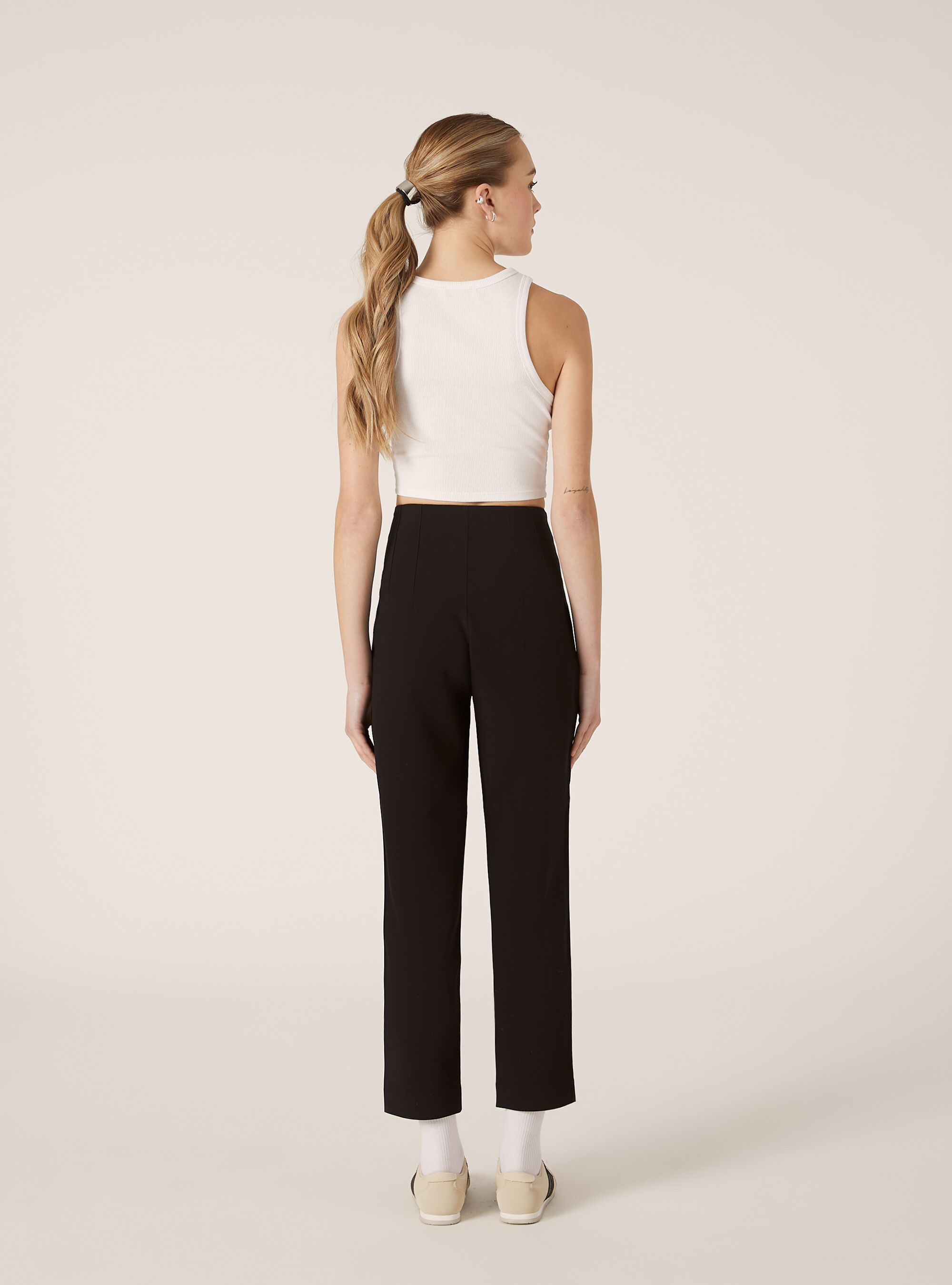 Pantal&oacute;n liso con pliegues, BK1 BLACK