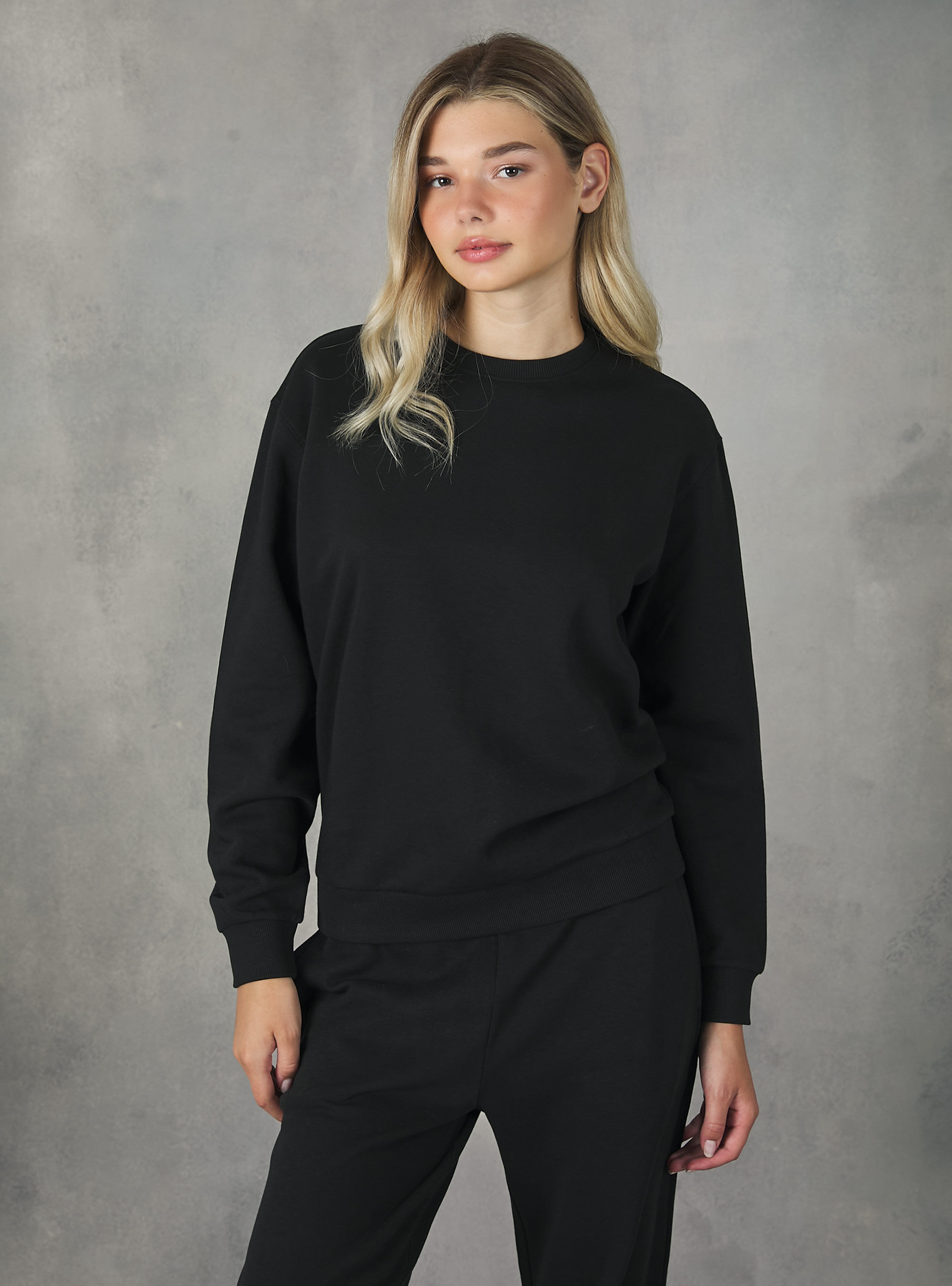 Plain black crew 2025 neck sweatshirt women's