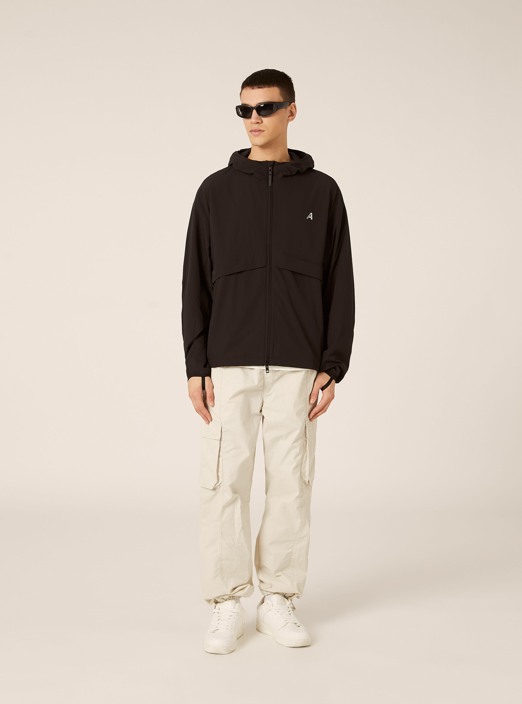 Antivento in tessuto tecnico  con cappuccio