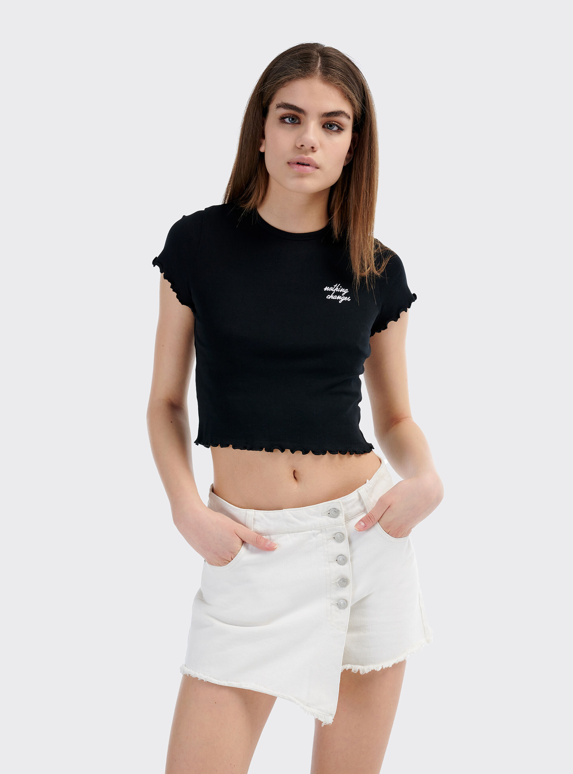 Maglietta cropped con ricamo, NERO