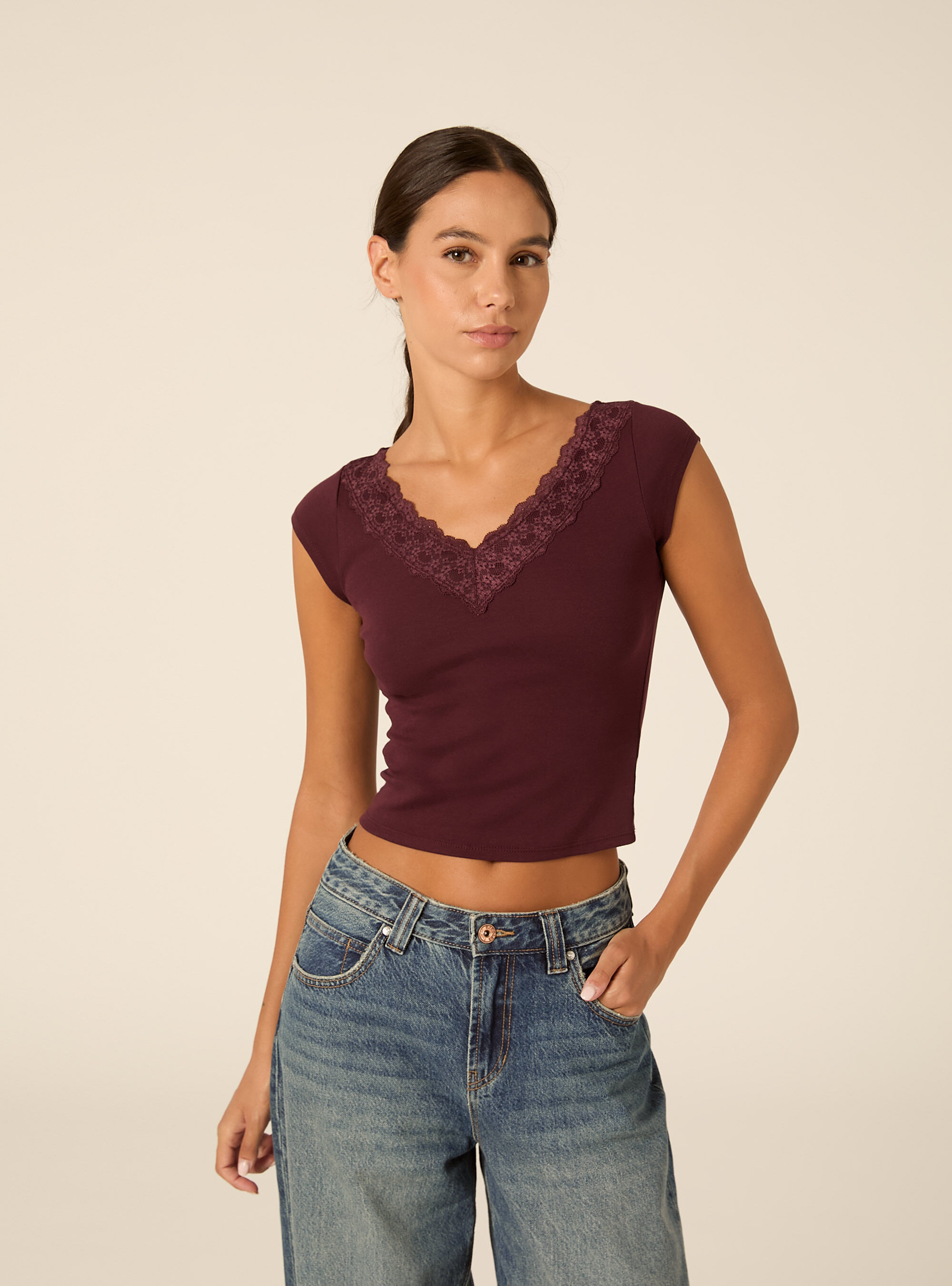T-shirt con scollo a v in pizzo