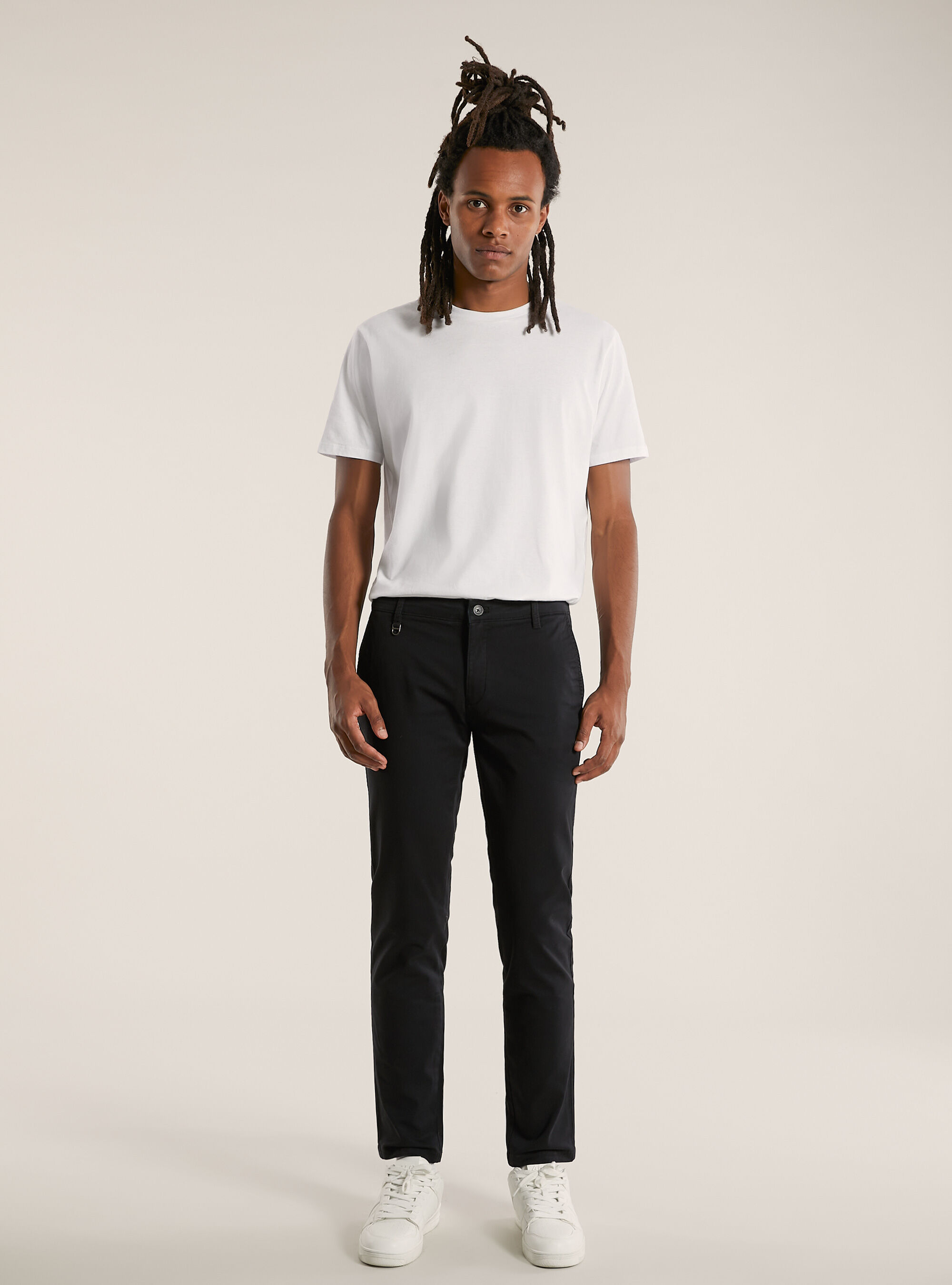 Chinos en serg&eacute; extensible &agrave; coupe fine, BK1 BLACK