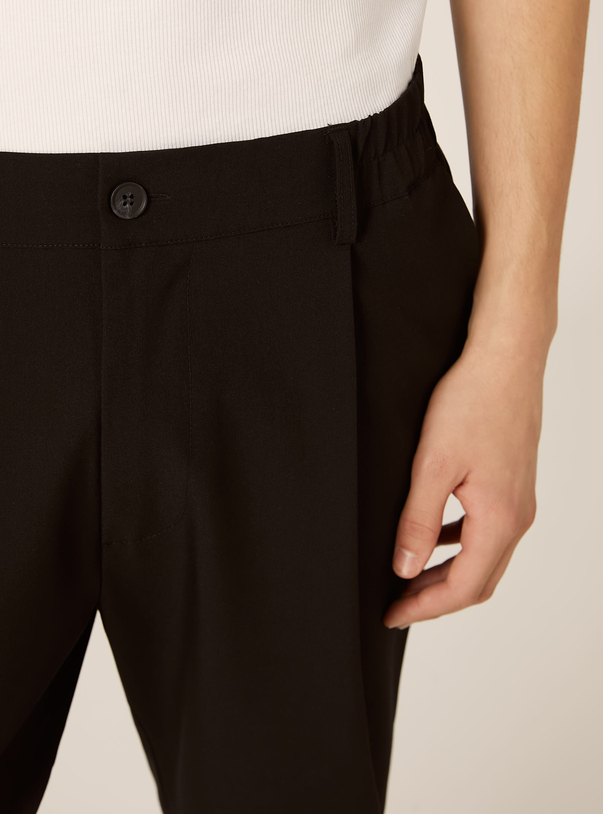 Pantaloni carrot fit con pinces, BK1 BLACK