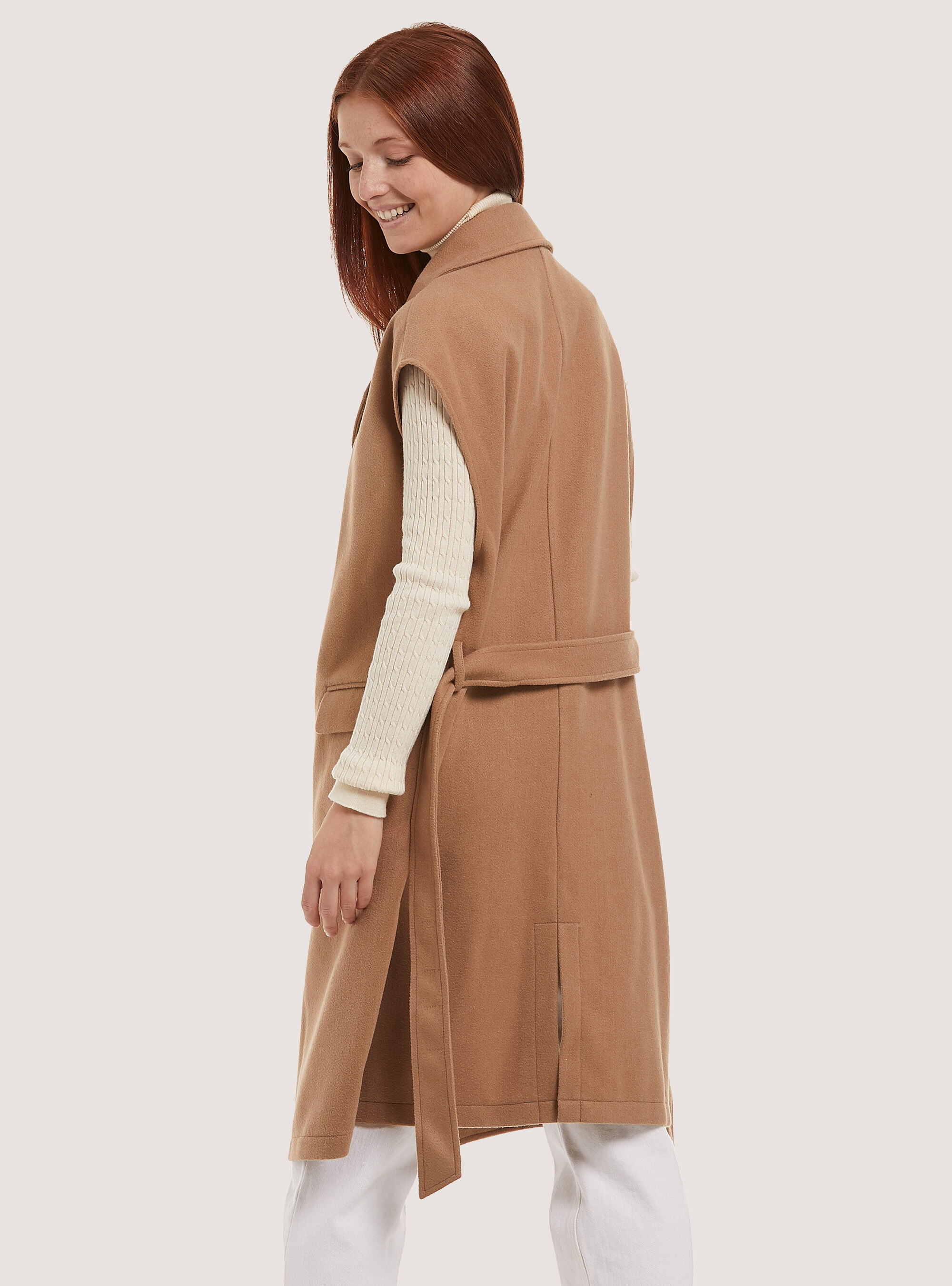 Sleeveless coat with belt