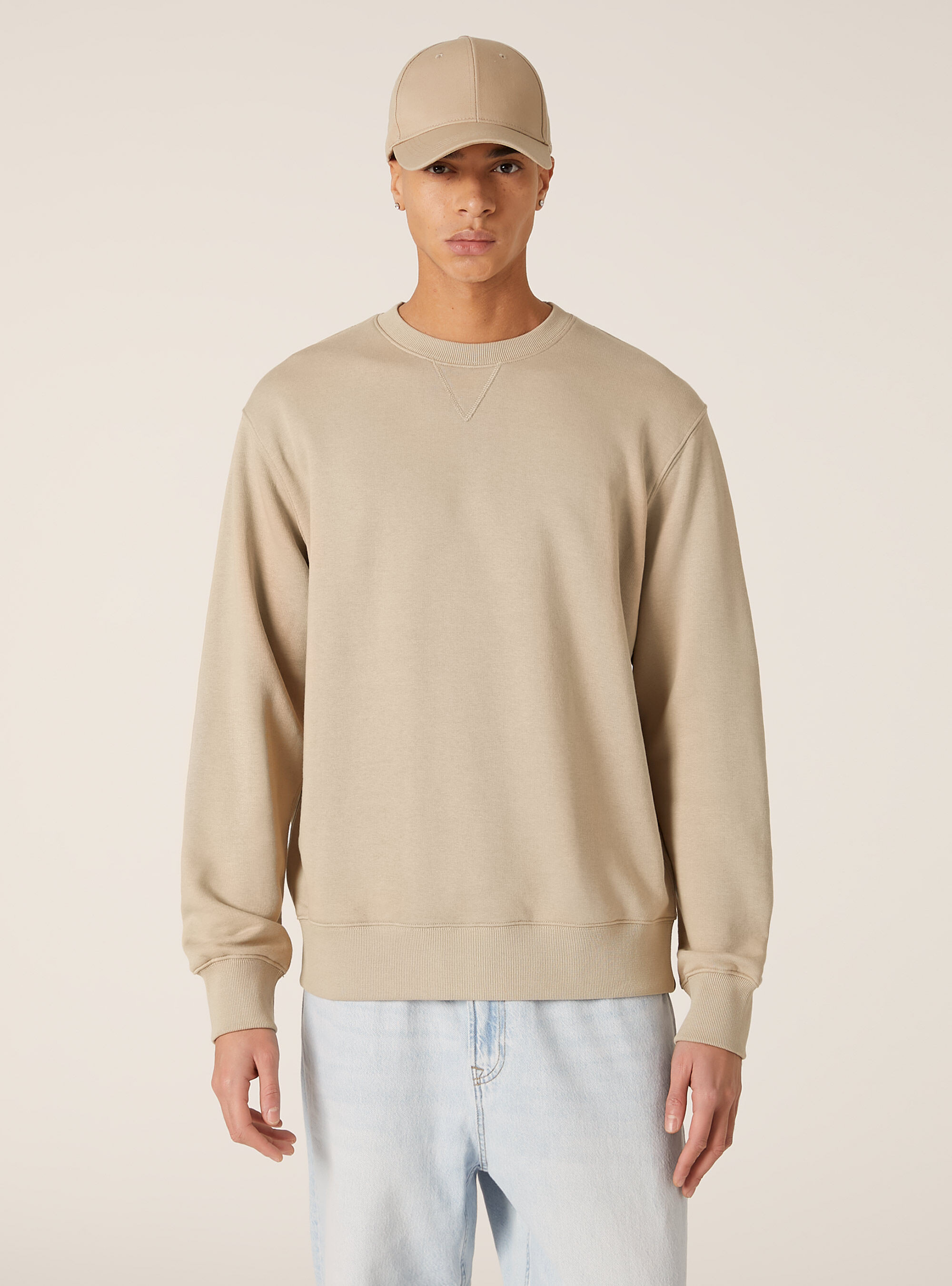 Plain-coloured crew-neck sweatshirt