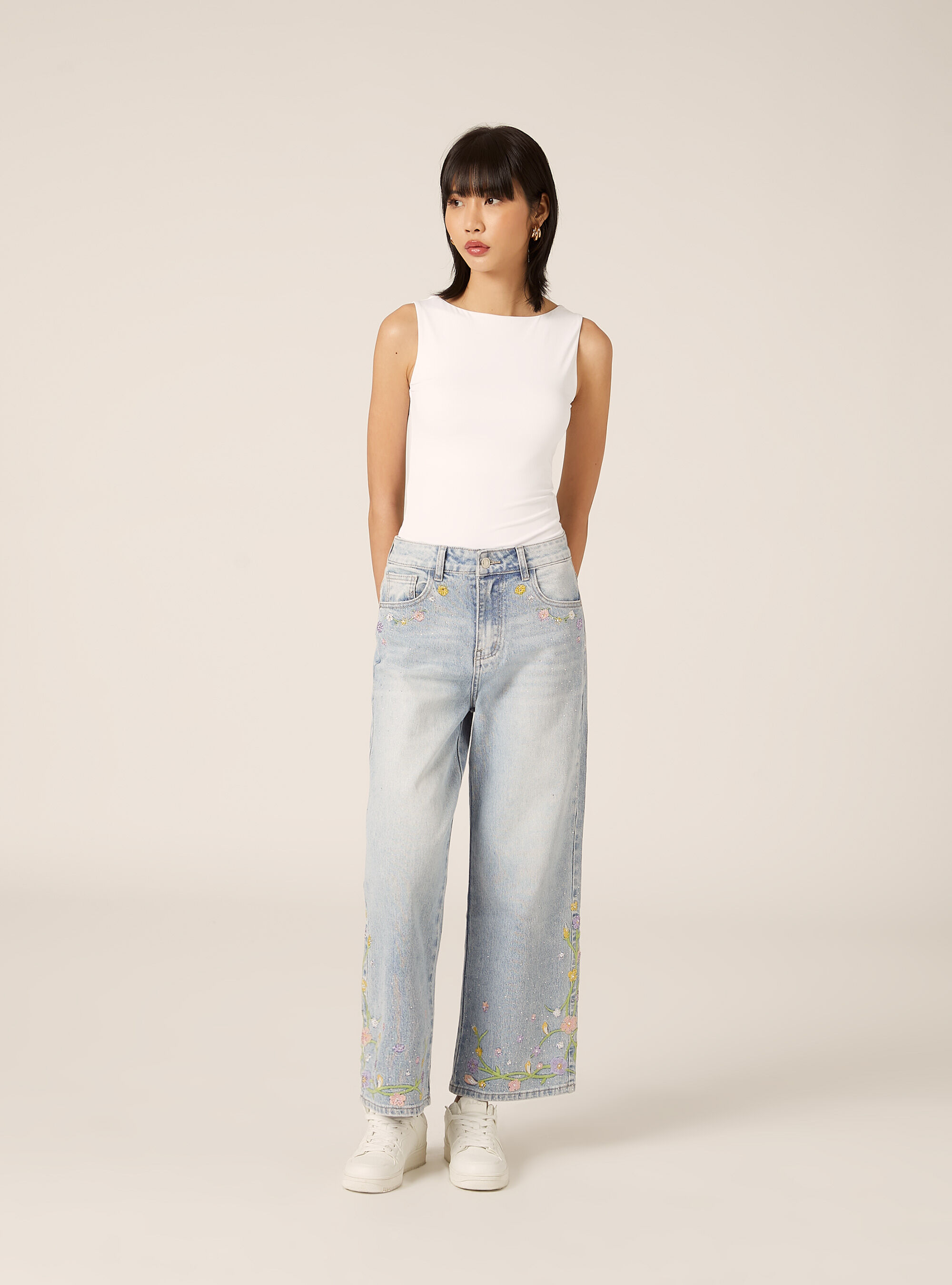 Short straight fit jeans with embroidery
