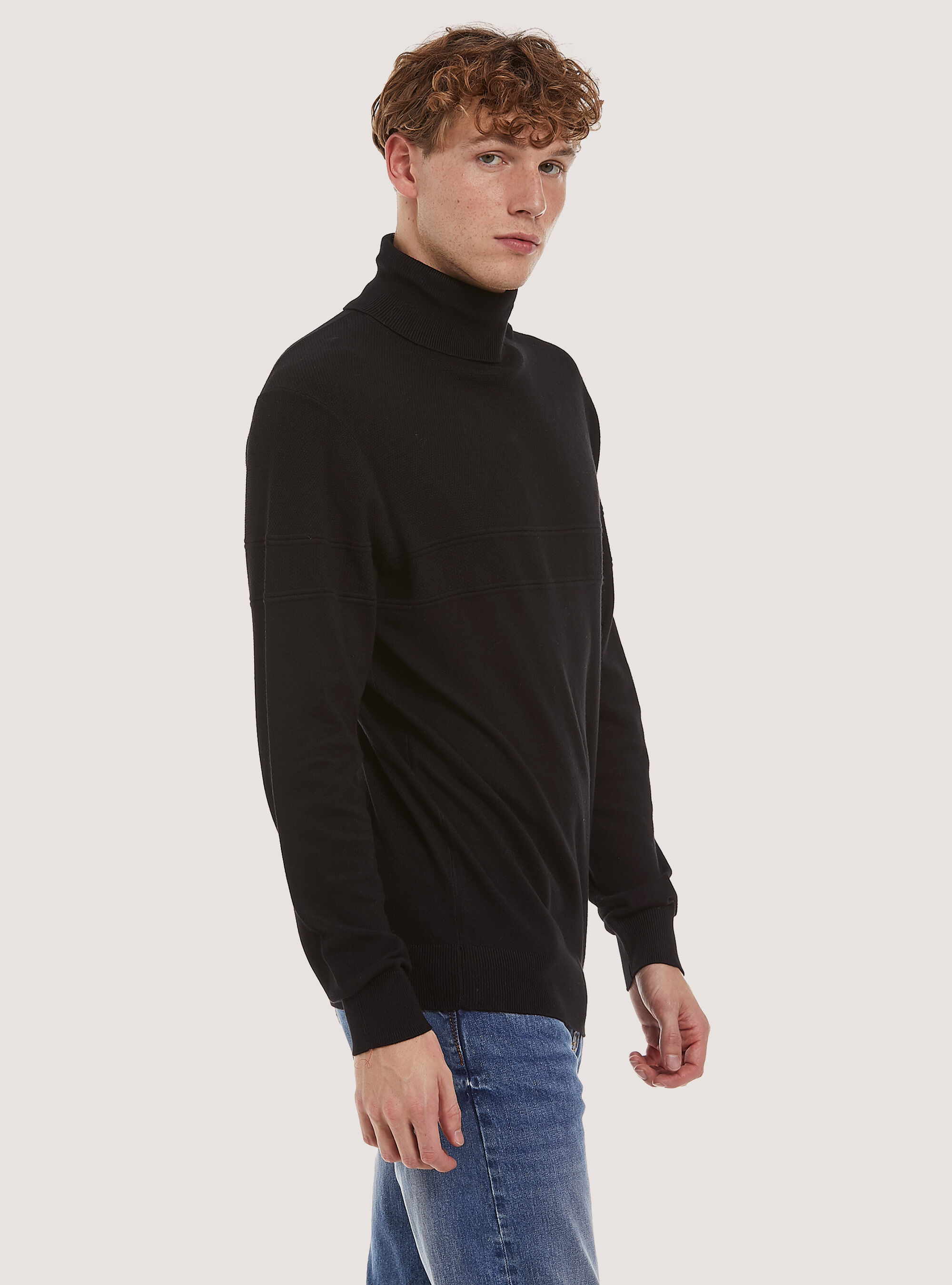 Fine turtleneck pullover with soft viscose texture