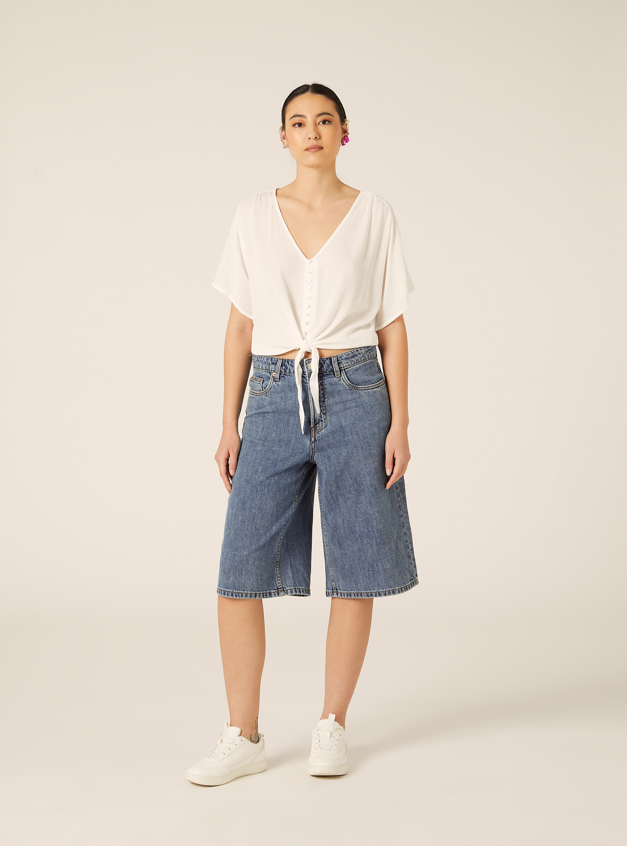 Solid color V-neck shirt with tie-waist