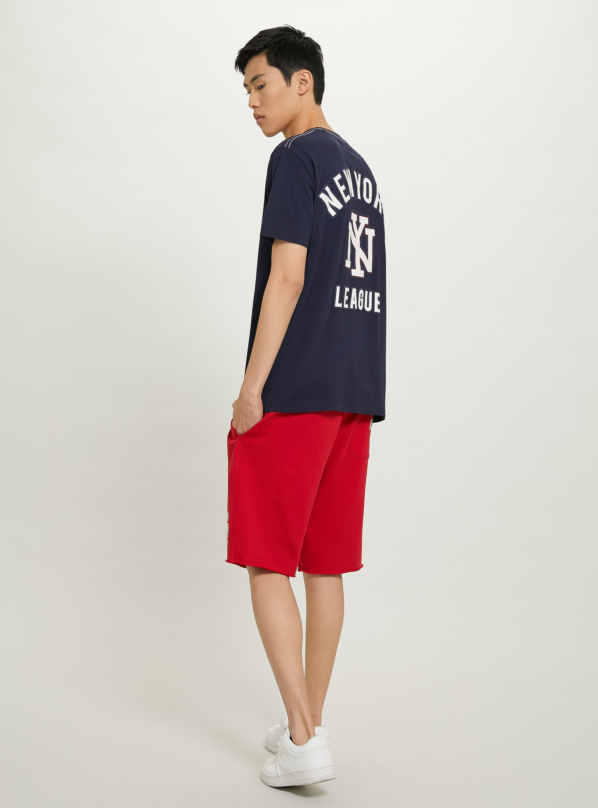 Camiseta de algod&oacute;n con parche Varsity, C2306 BLU