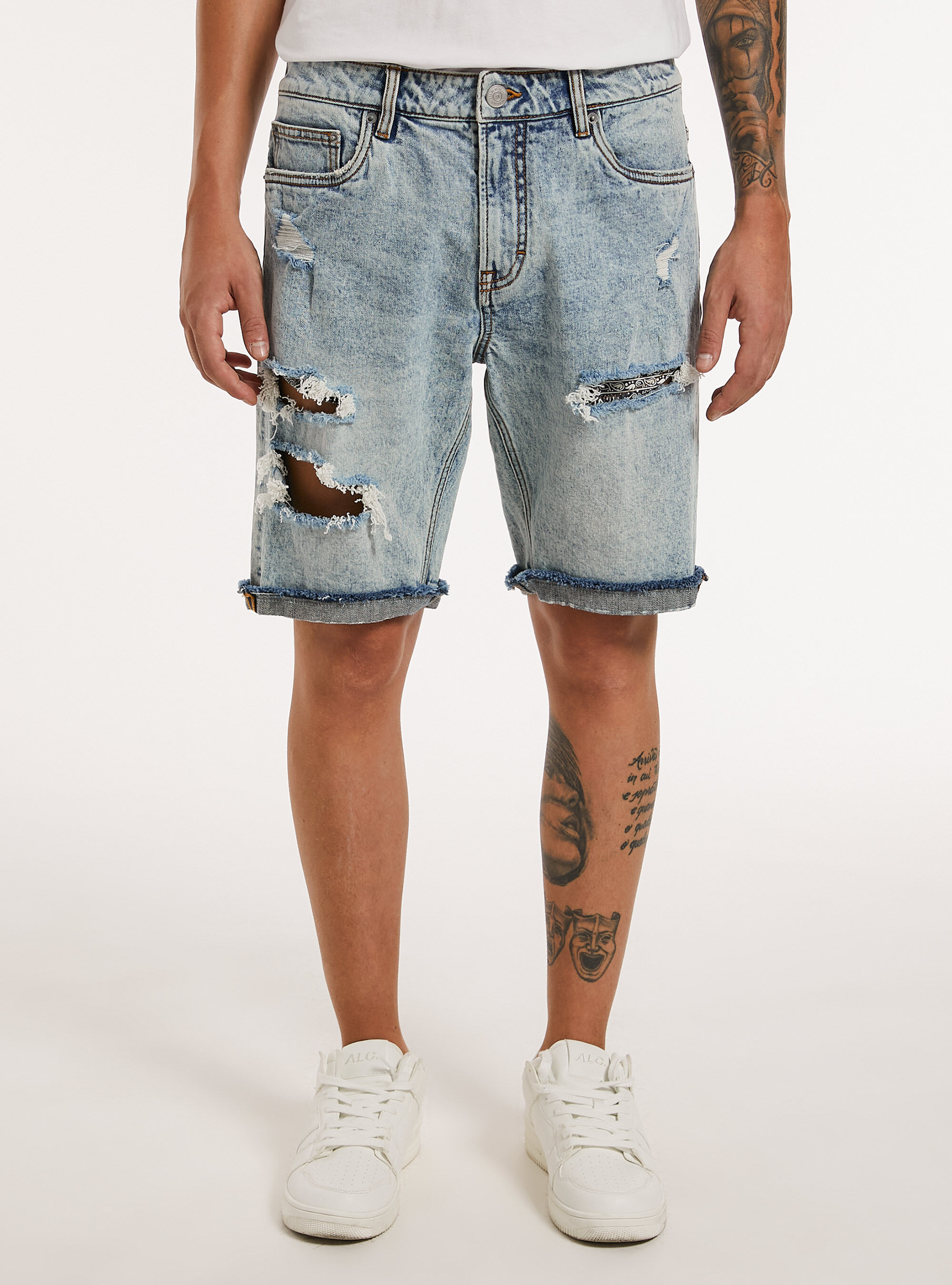 Bermuda en denim stretch &agrave; coupe &eacute;troite avec d&eacute;chirures, D004 MEDIUM LIGHT BLUE
