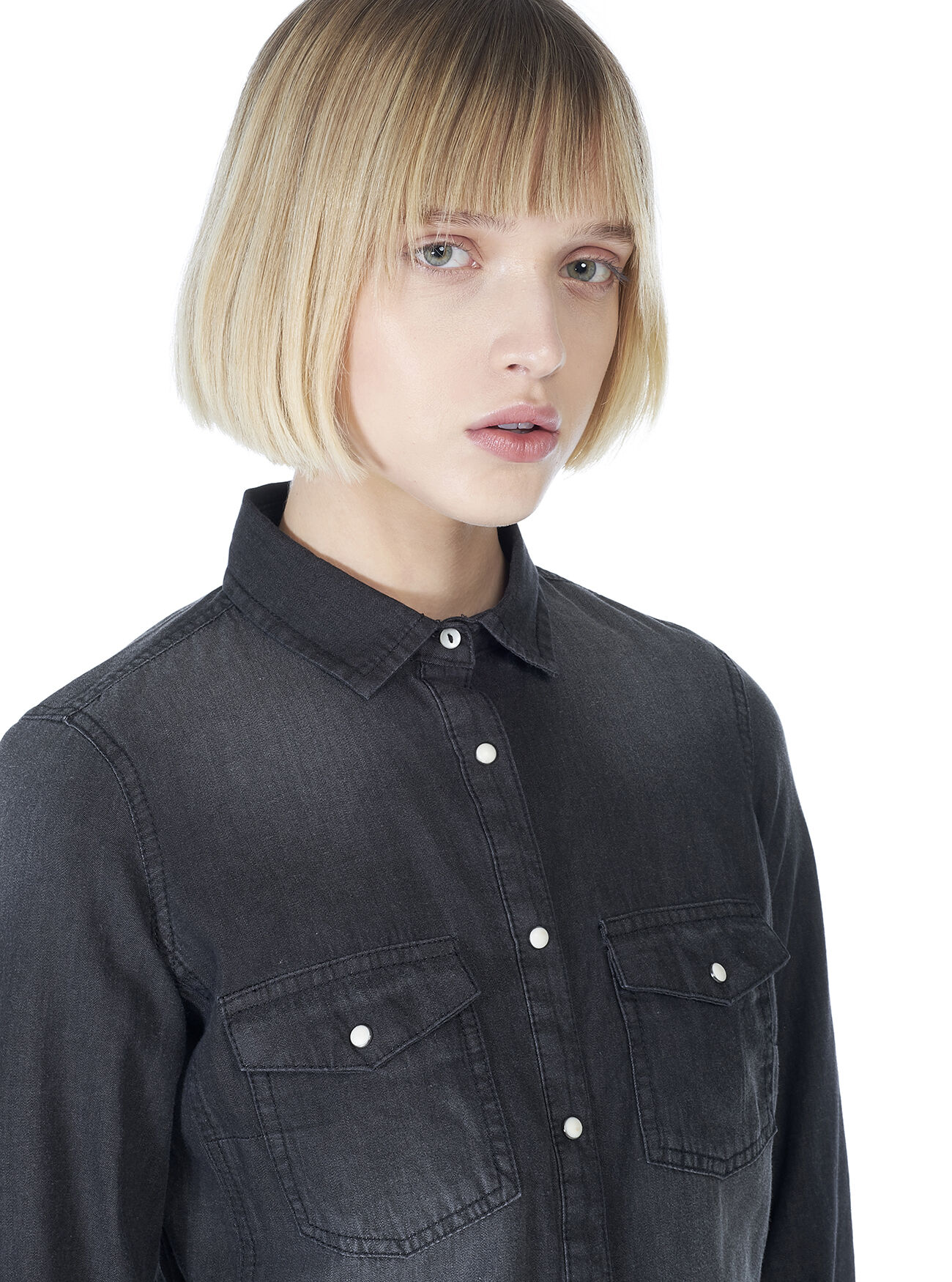 Camicia di jeans slim fit con tasche frontali, NEGRO