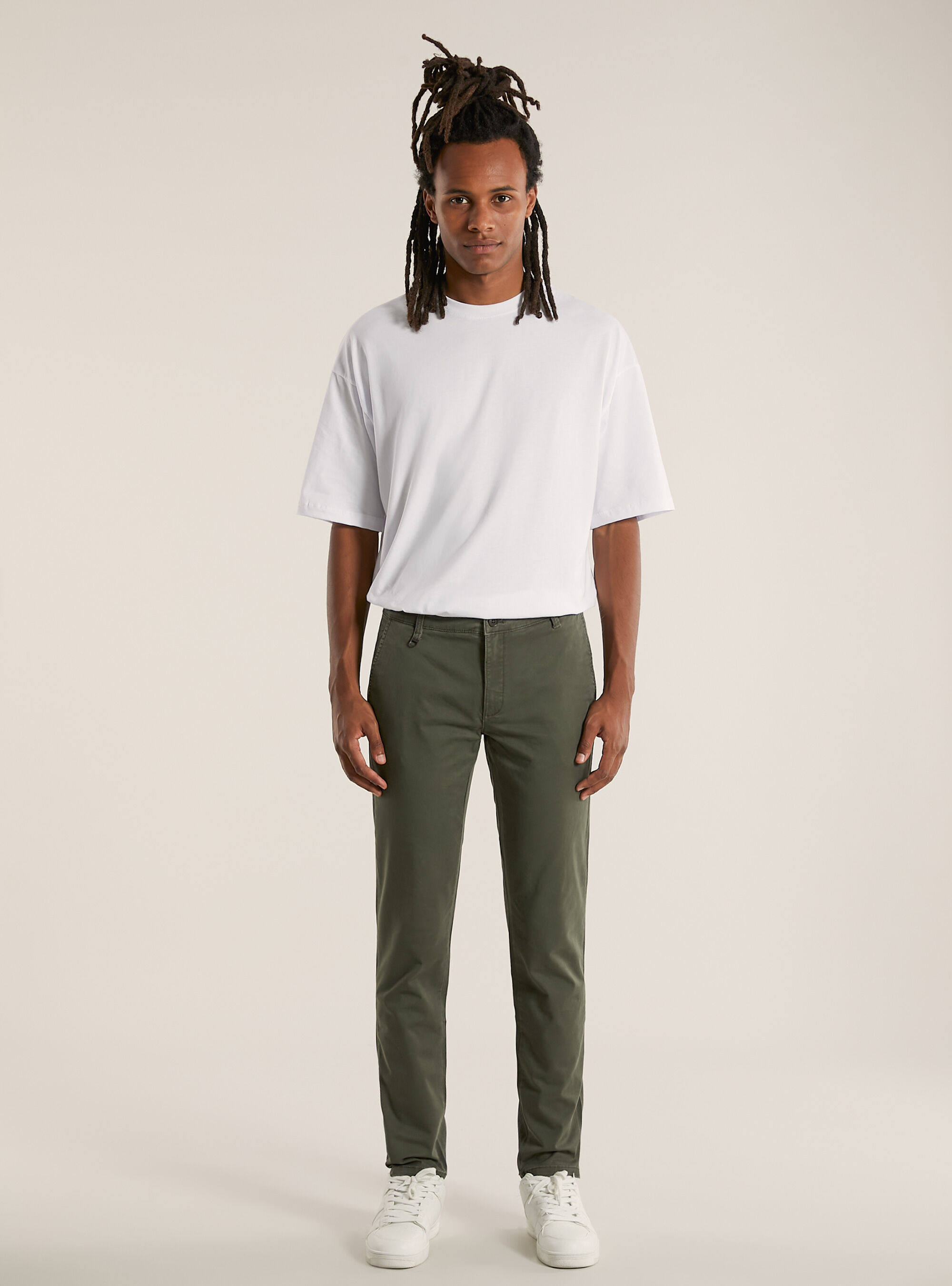 Pantal&oacute;n chino ajustado de sarga el&aacute;stica, KY2 KAKY MEDIUM