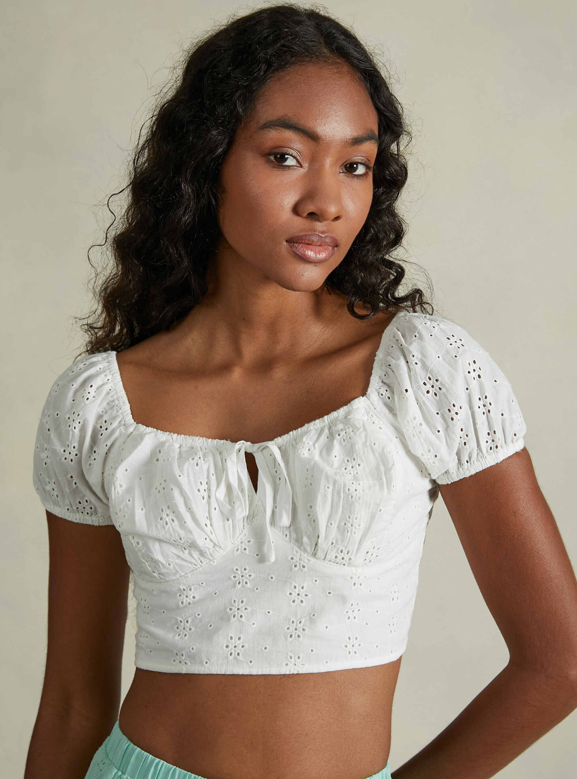 Blusa cropped in Sangallo