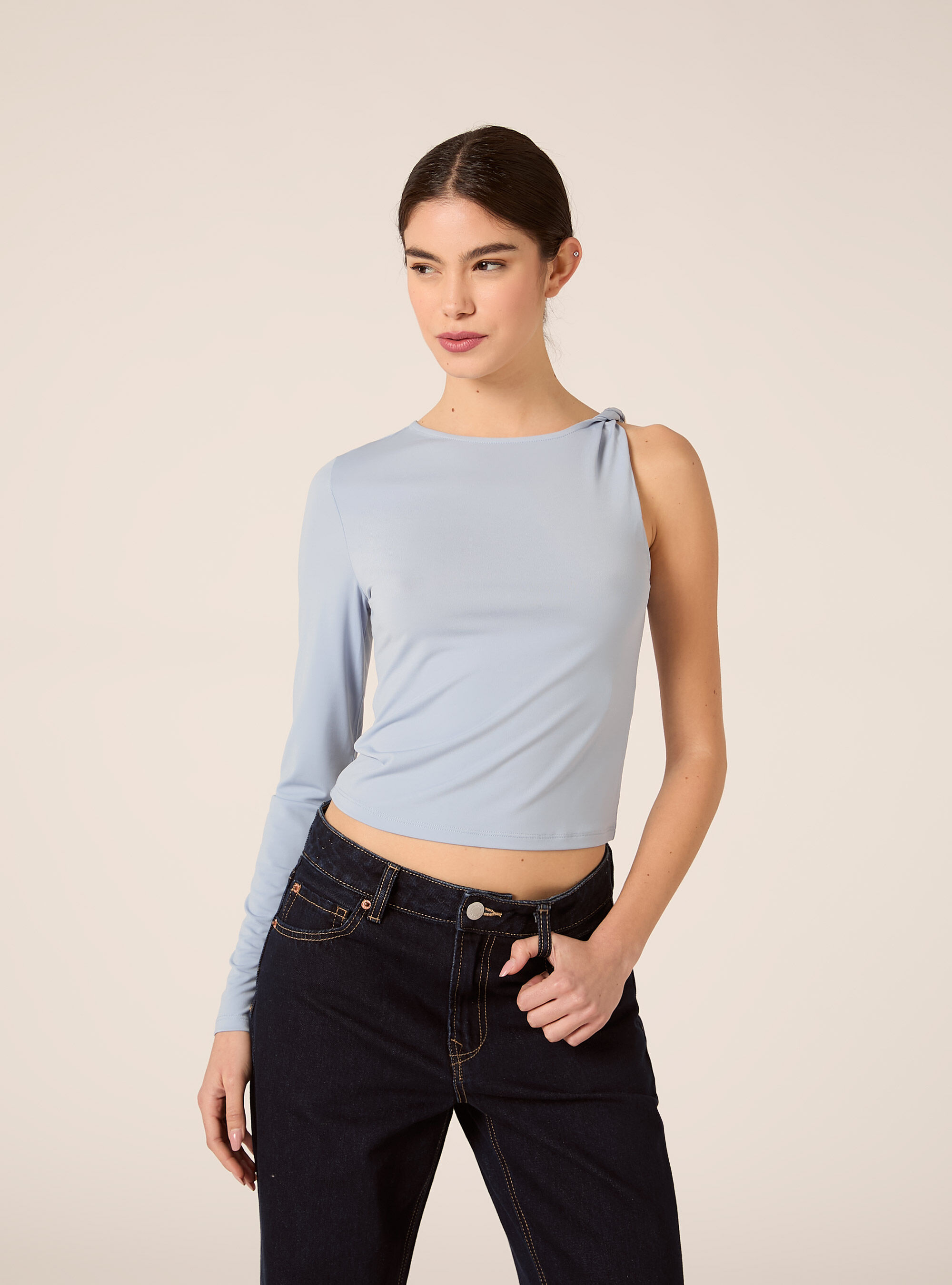 T-shirt monospalla con dettaglio