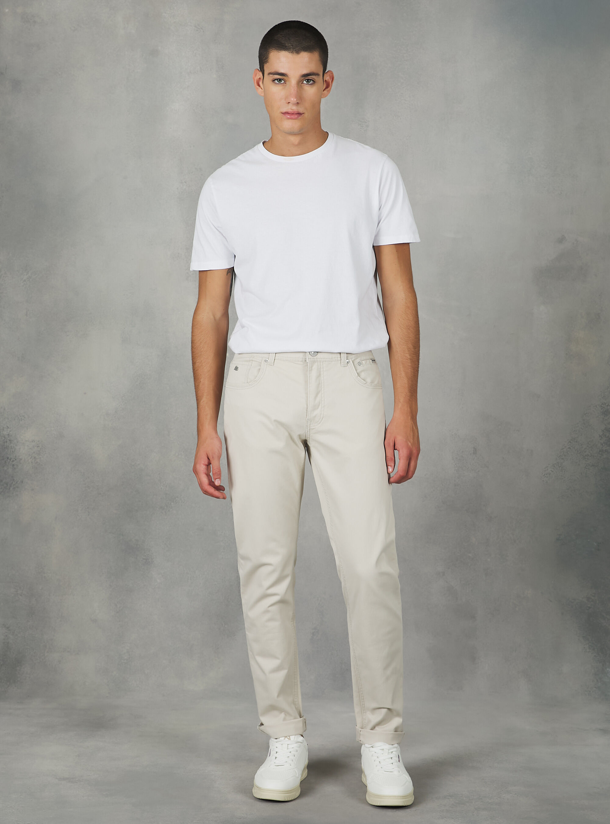 T shirt nei pantaloni uomo on sale