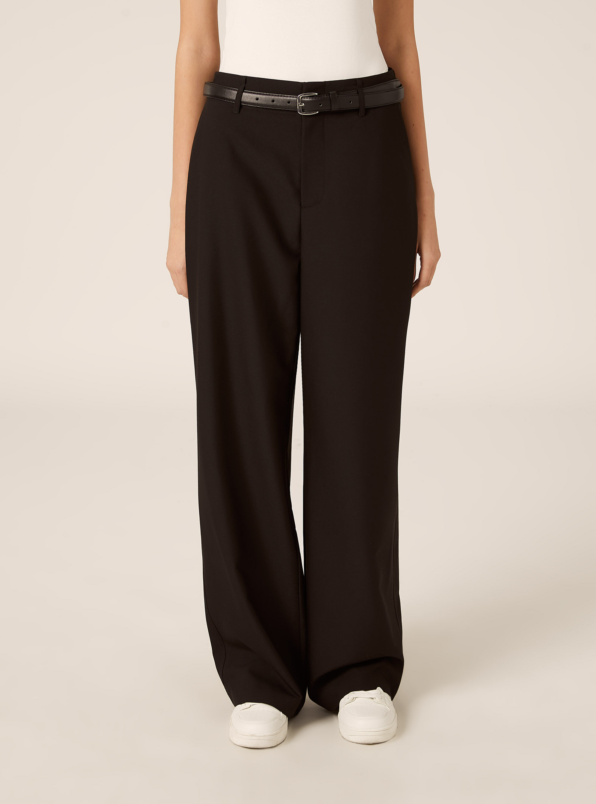 Pantaloni dritti eleganti con cintura