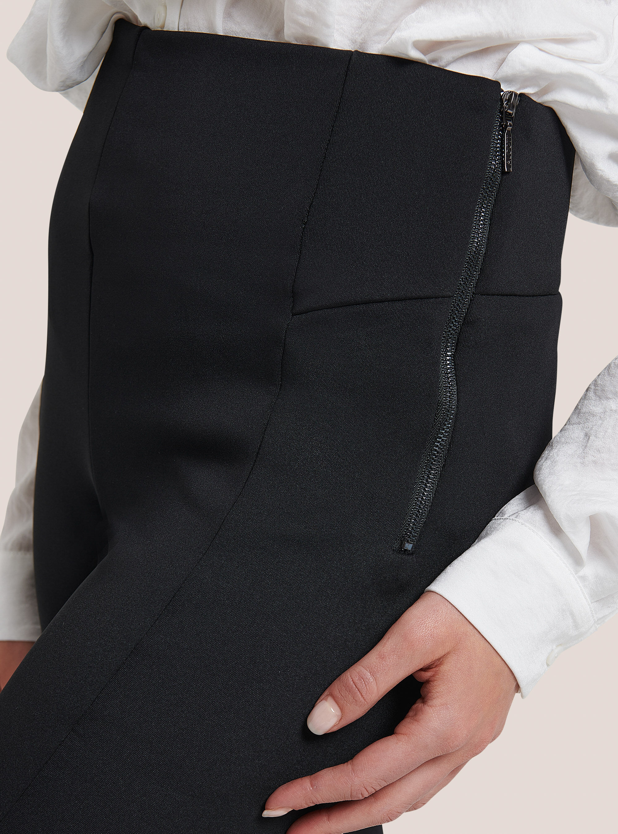 Fuseaux  avec des fentes sur les chevilles, C101 BLACK