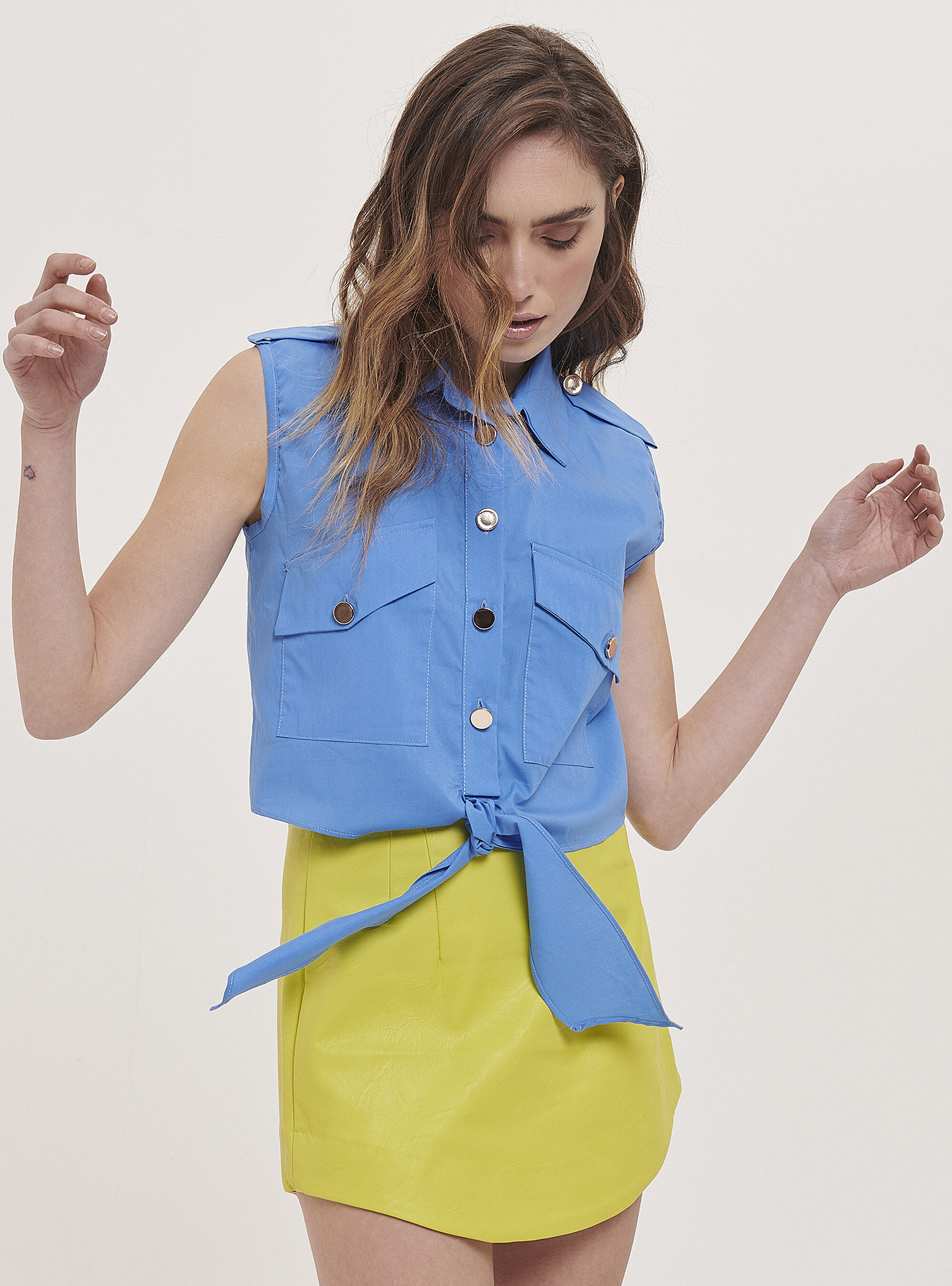 Cropped sleeveless shirt with knot