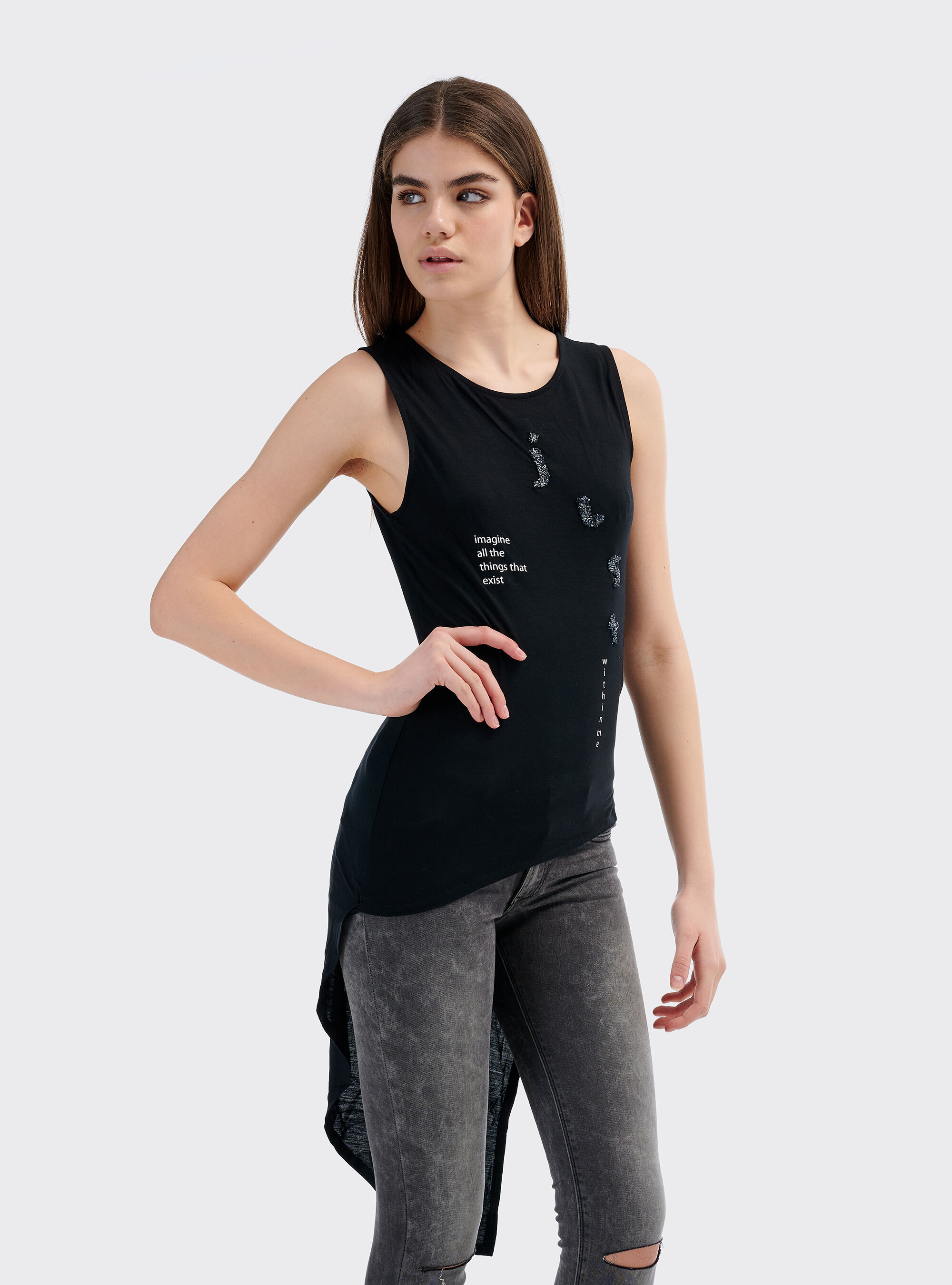 Top asimmetrico con dettagli con brillantini