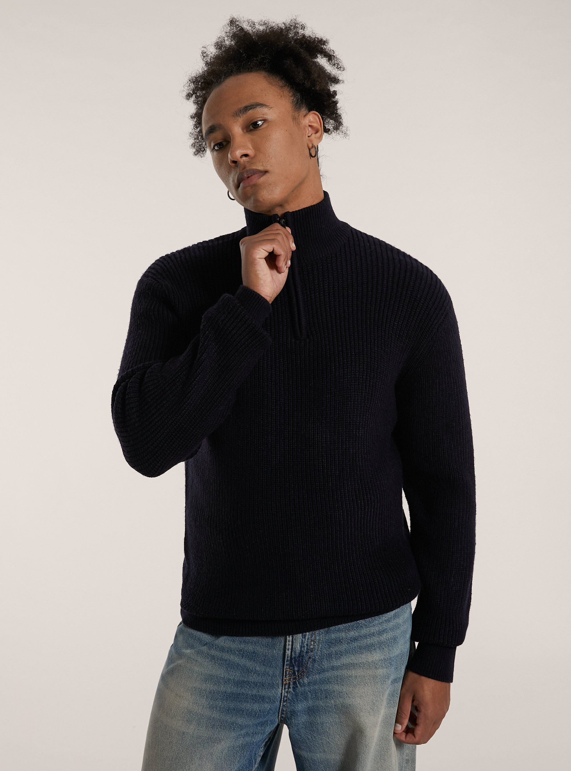Maglia a costine con mezza zip collo alto