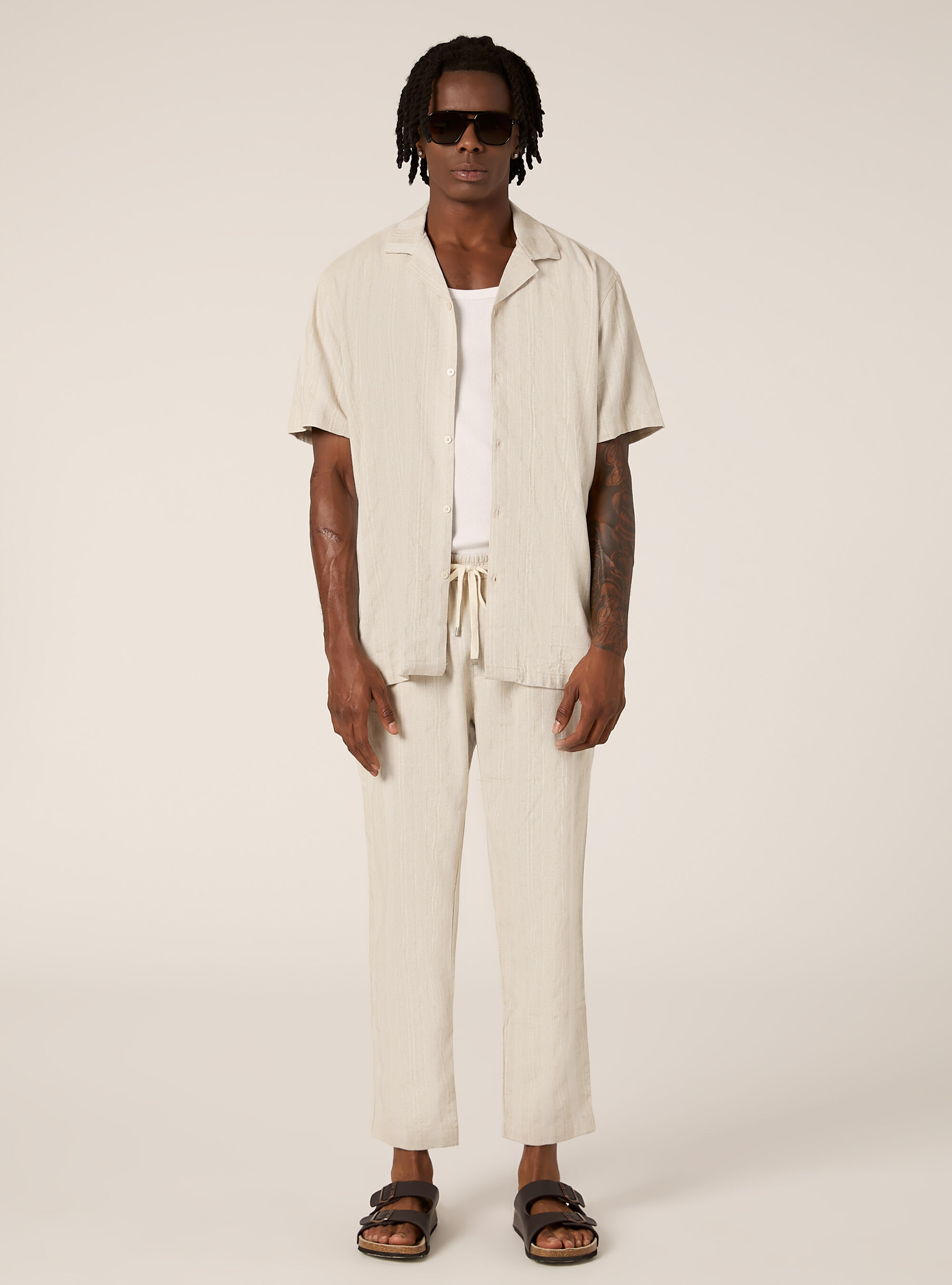 Casual Outfit Caqui Hombre Camisa Con Pantalón Hemd In Loose Fit