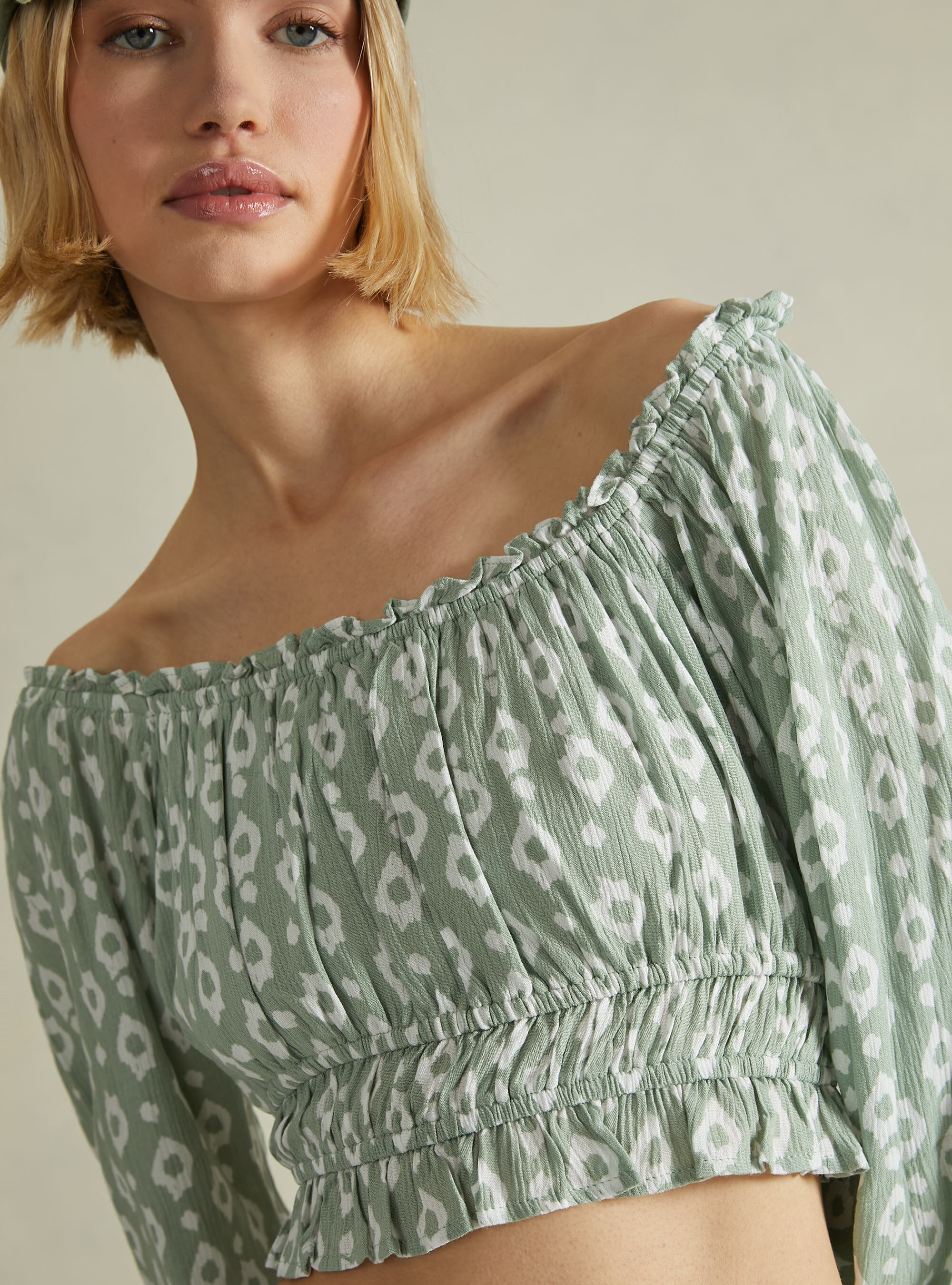 Cropped blouse with off the shoulder, GN3 GREEN LIGHT