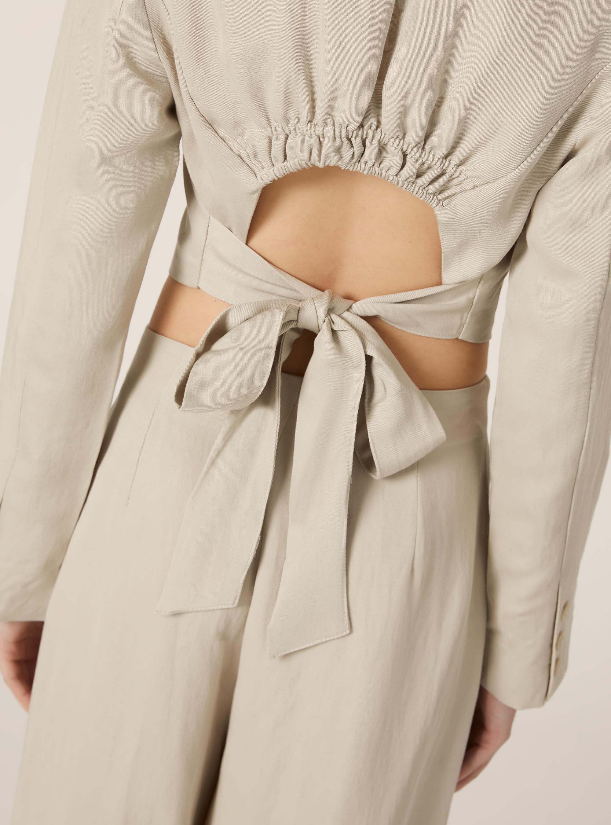 Giacca cropped con fiocco, BG2 BEIGE MEDIUM