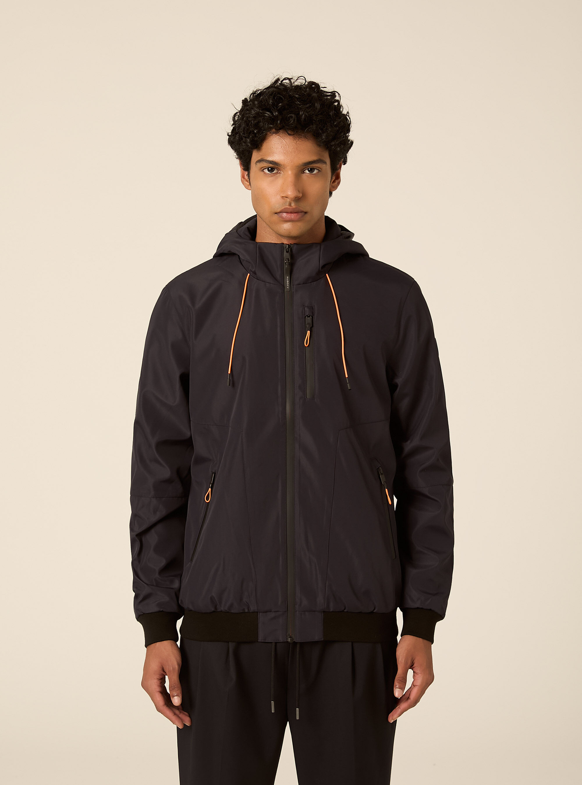 Bomber antivento con cappuccio