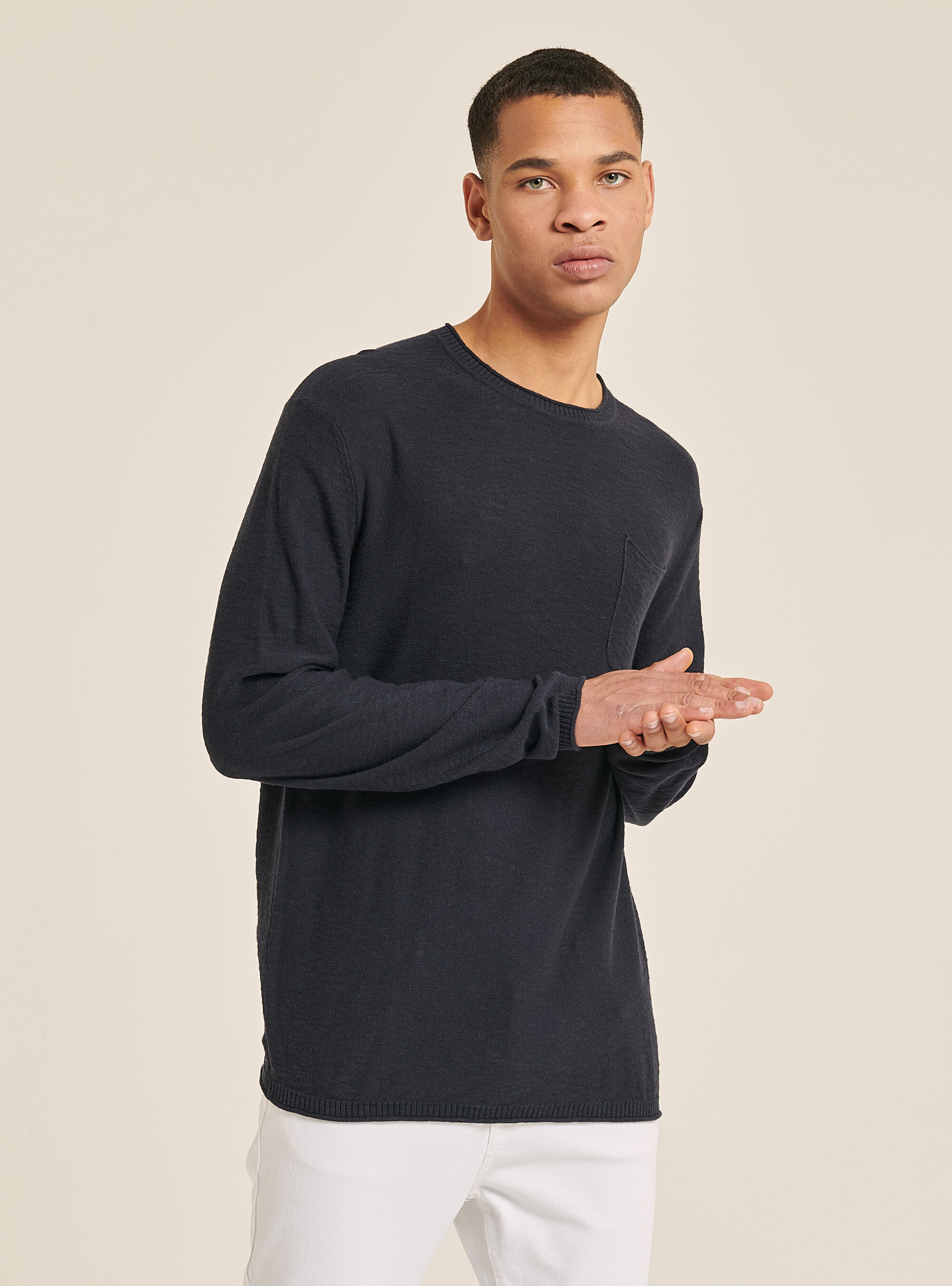 Pullover girocollo in filato slub con taschino