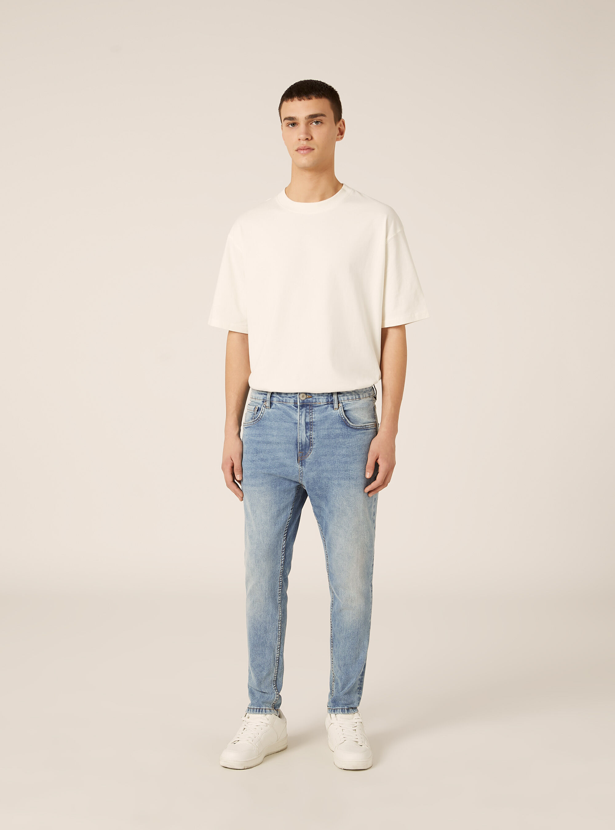 Stretch denim carrot fit jeans