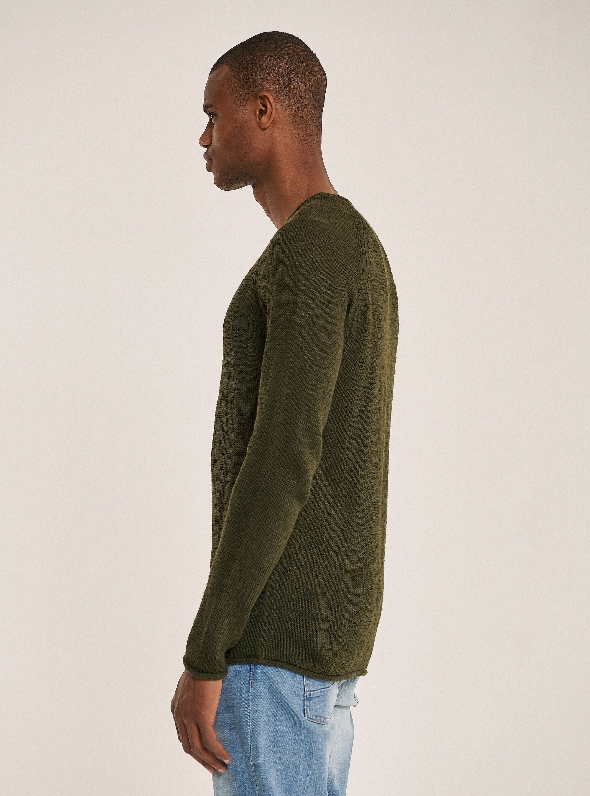 Pullover with open neckline and raw cut