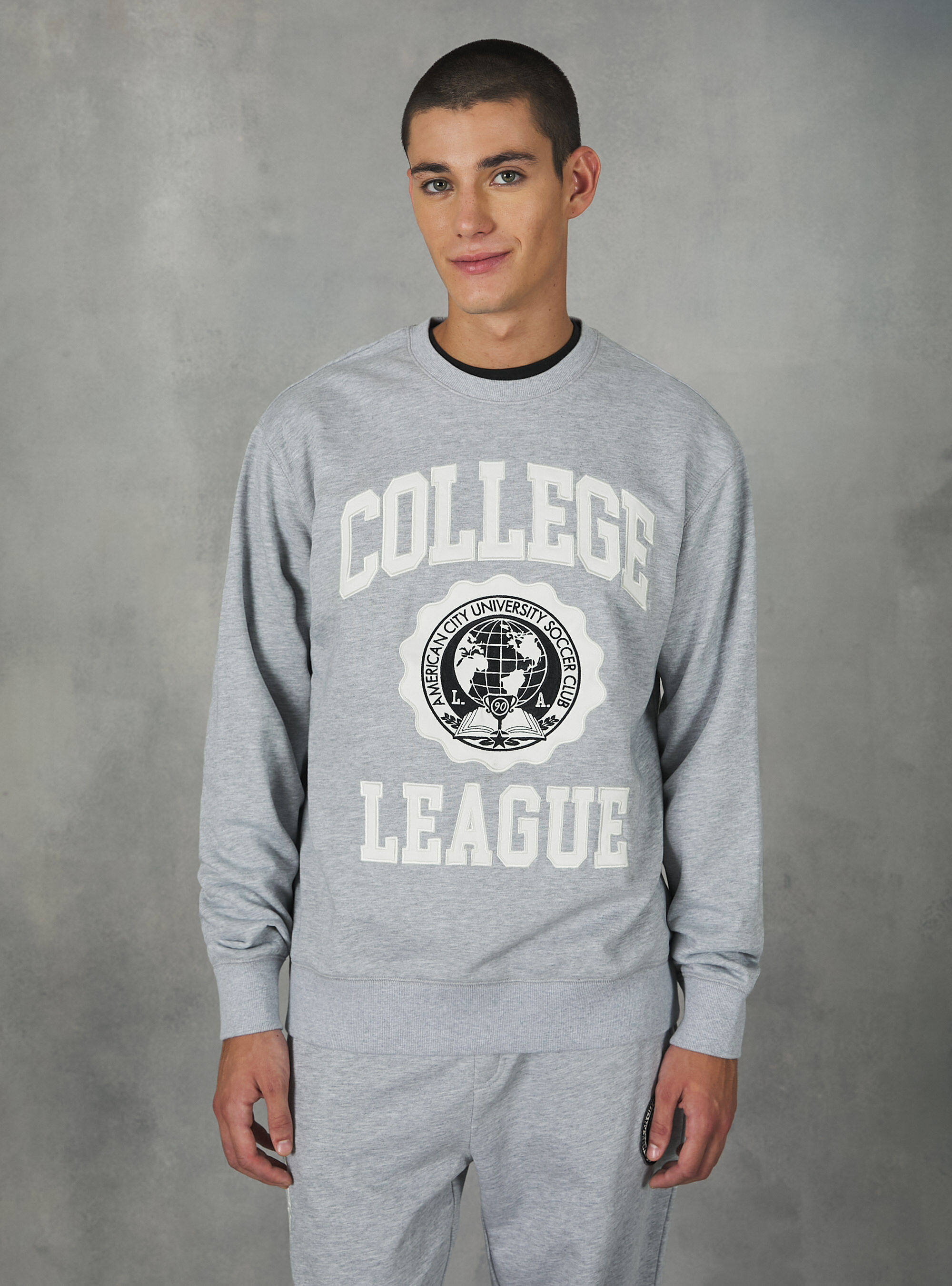 Sweatshirt with college patch