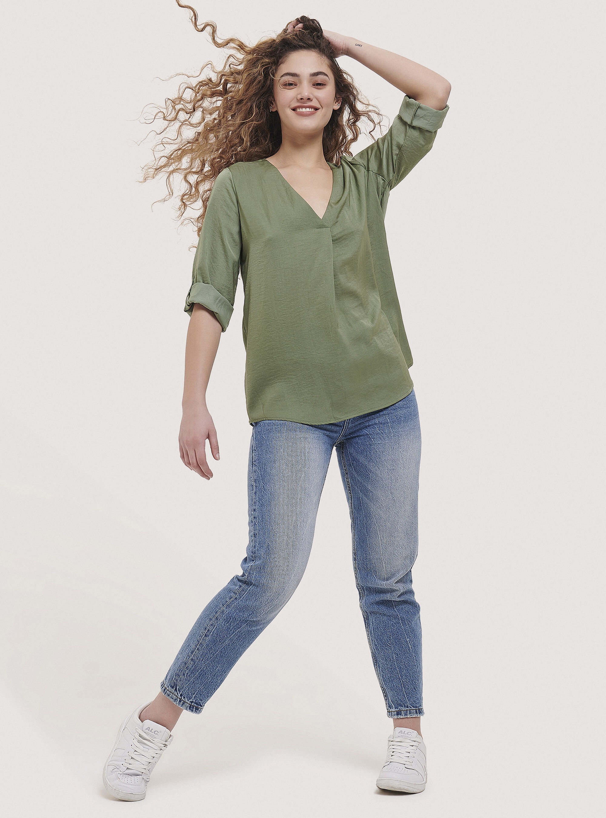 Blusa de color s&oacute;lido con escote, C6582 KAKY