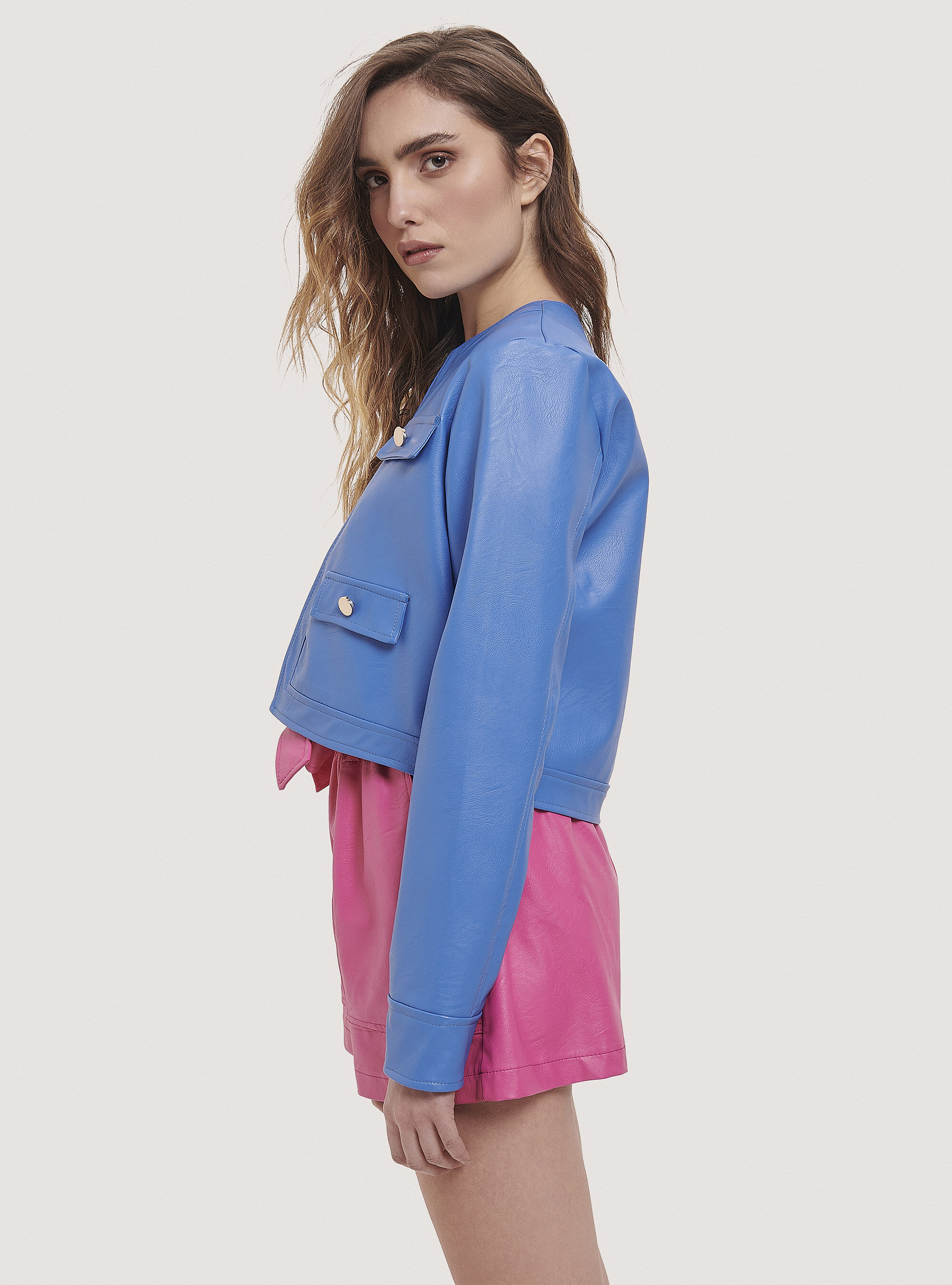 Giacca cropped effetto pelle con bottoni, C0299 AZZURRE