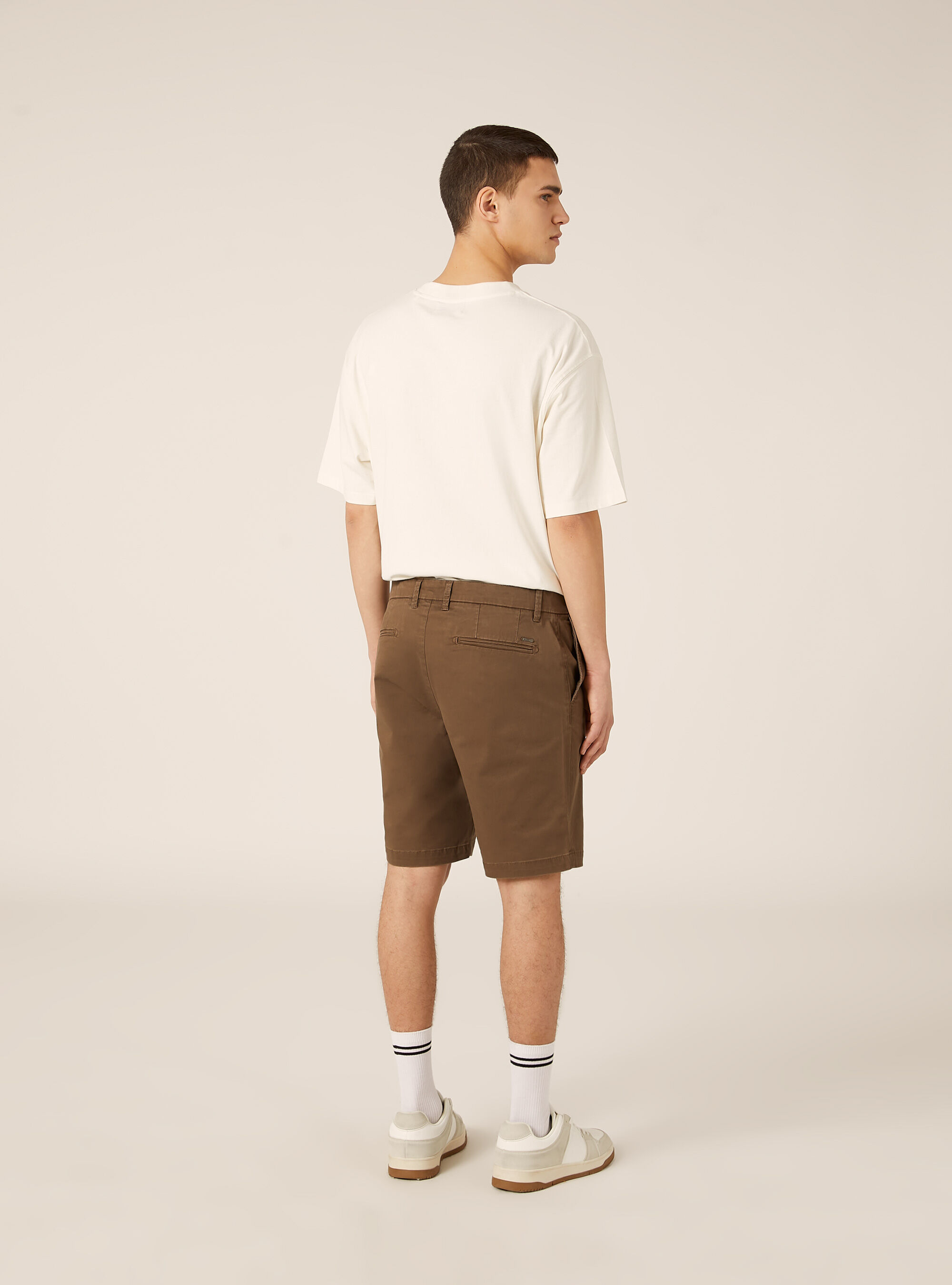 Bermuda in twill elasticizzato basico, BR2 BROWN MEDIUM