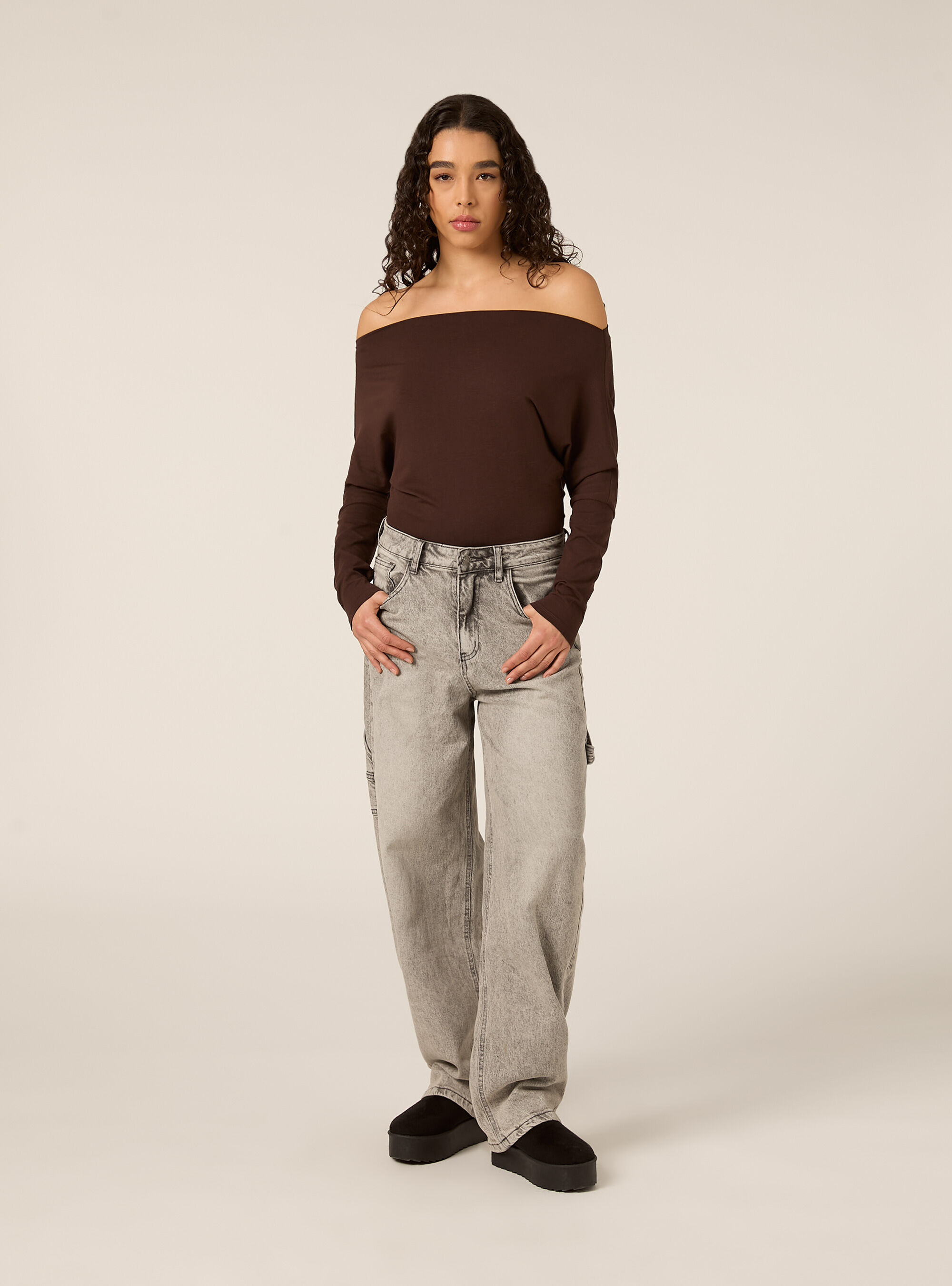 T-shirt a maniche lunghe asimmetrica