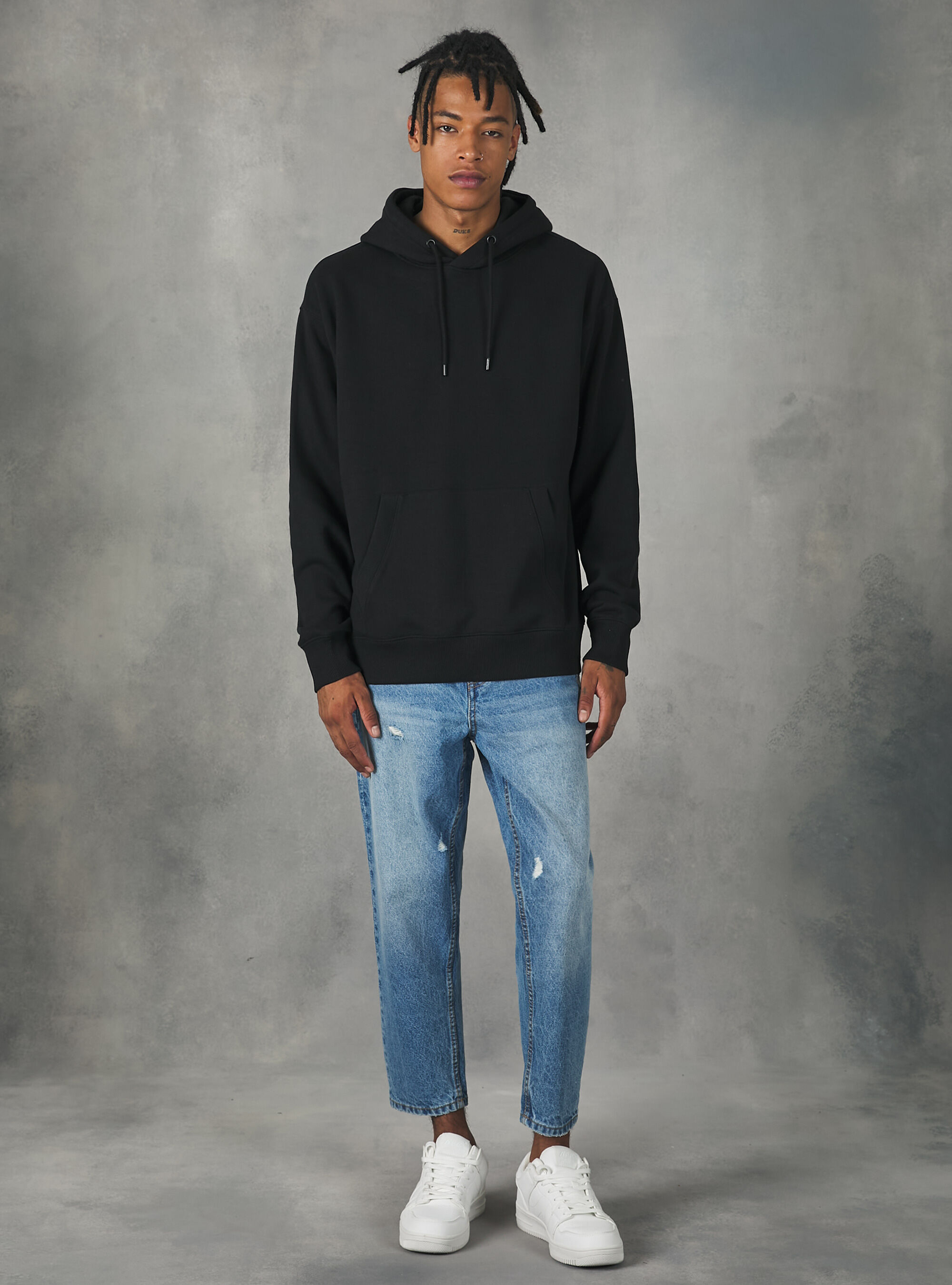 Sweatshirt with hood and pouch pocket