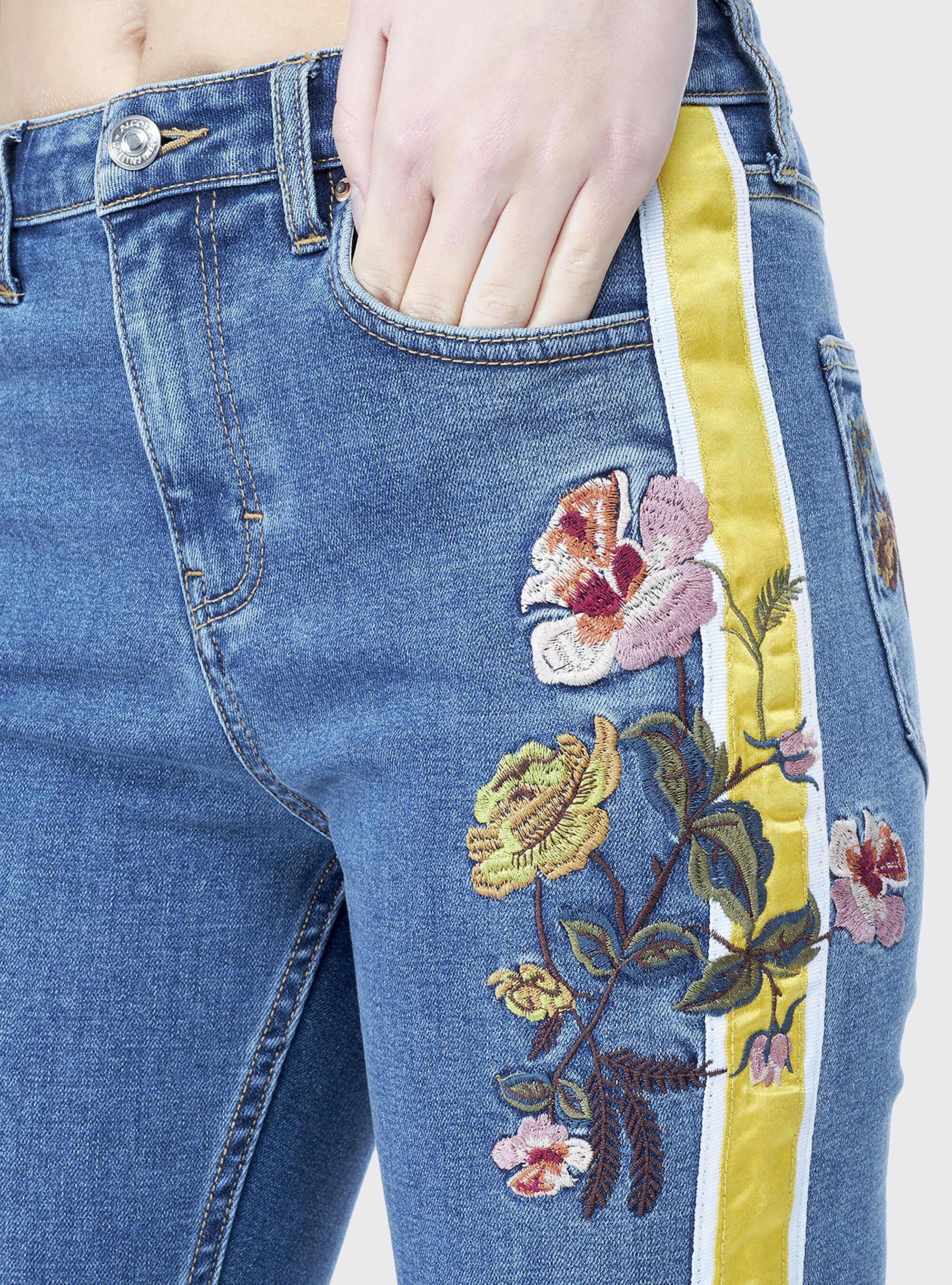 Jeans con fiori new arrivals ricamati