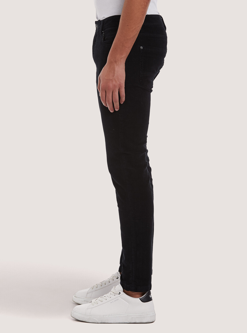 I pantaloni velluto a coste sono meglio dei jeans in inverno: ecco come I pantaloni velluto a coste sono meglio dei jeans in inverno: ecco come