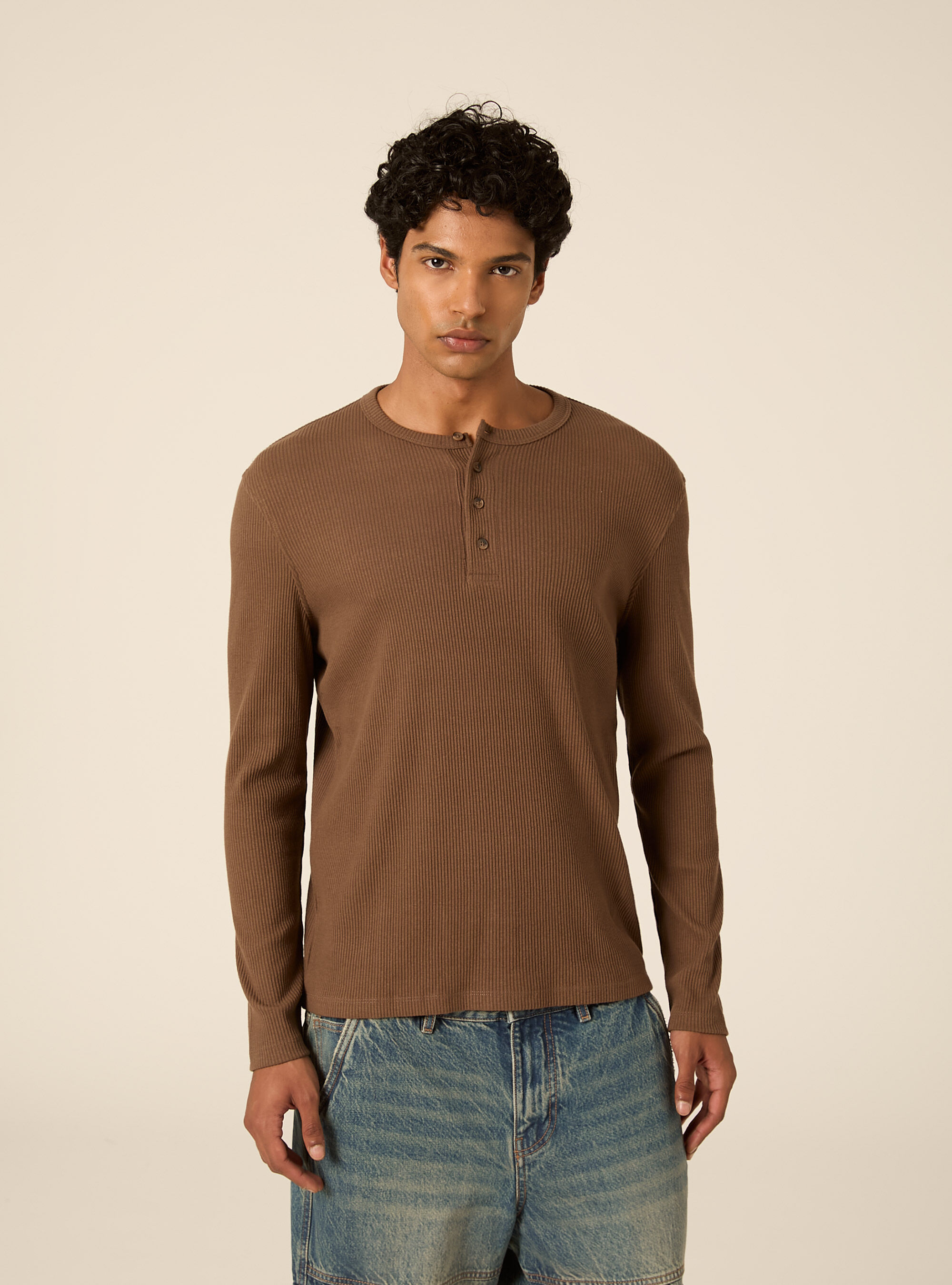 T-shirt henley a coste con  manica lunga
