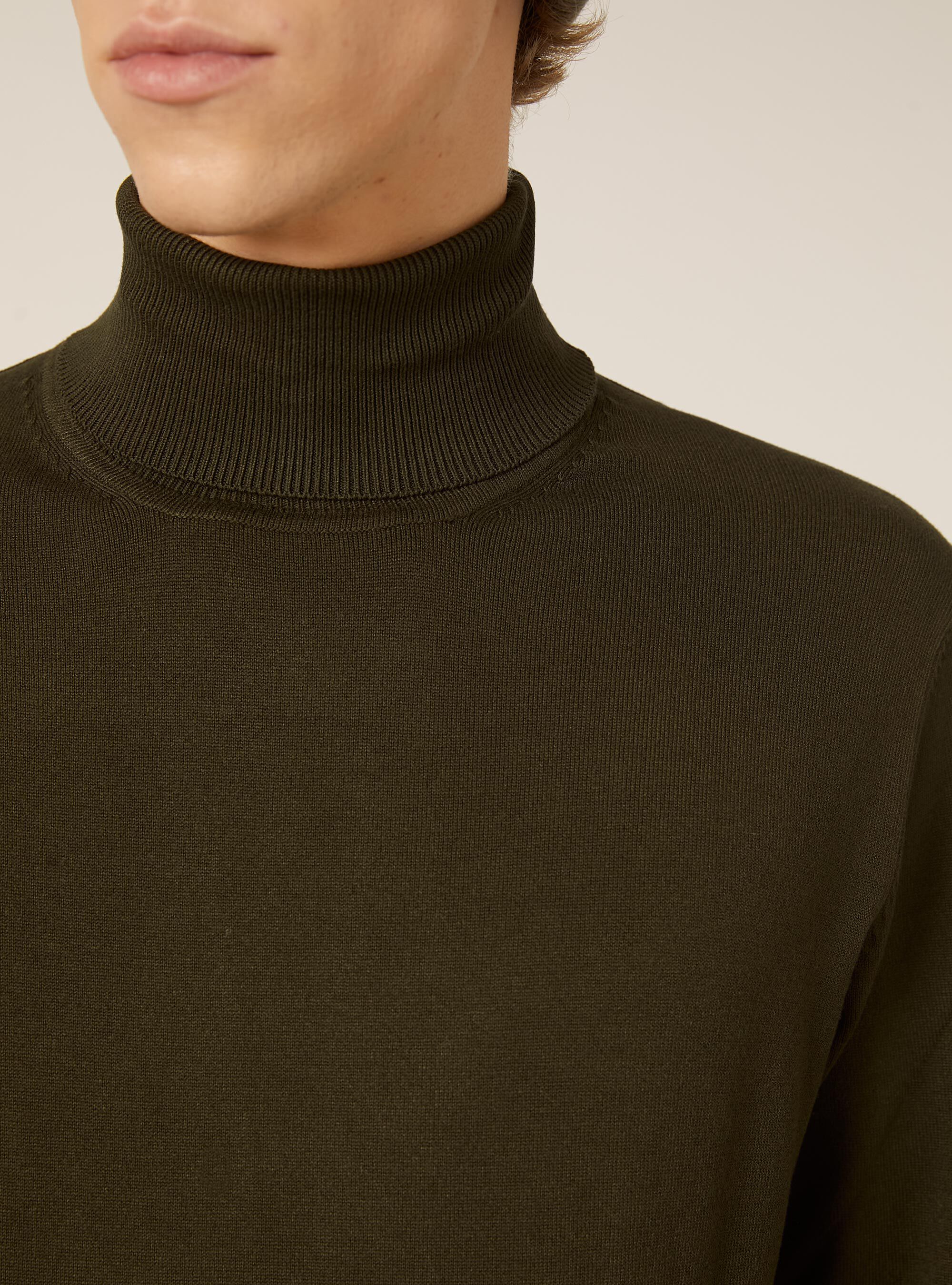 Jersey de cuello alto en viscosa suave, KY1 KAKY DARK