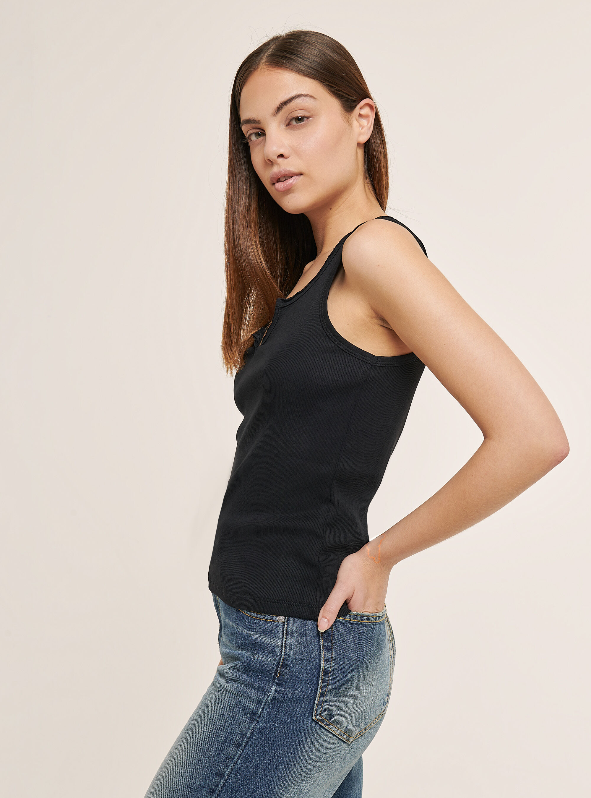 Camiseta de tirantes de algod&oacute;n acanalado con escote en V, NEGRO