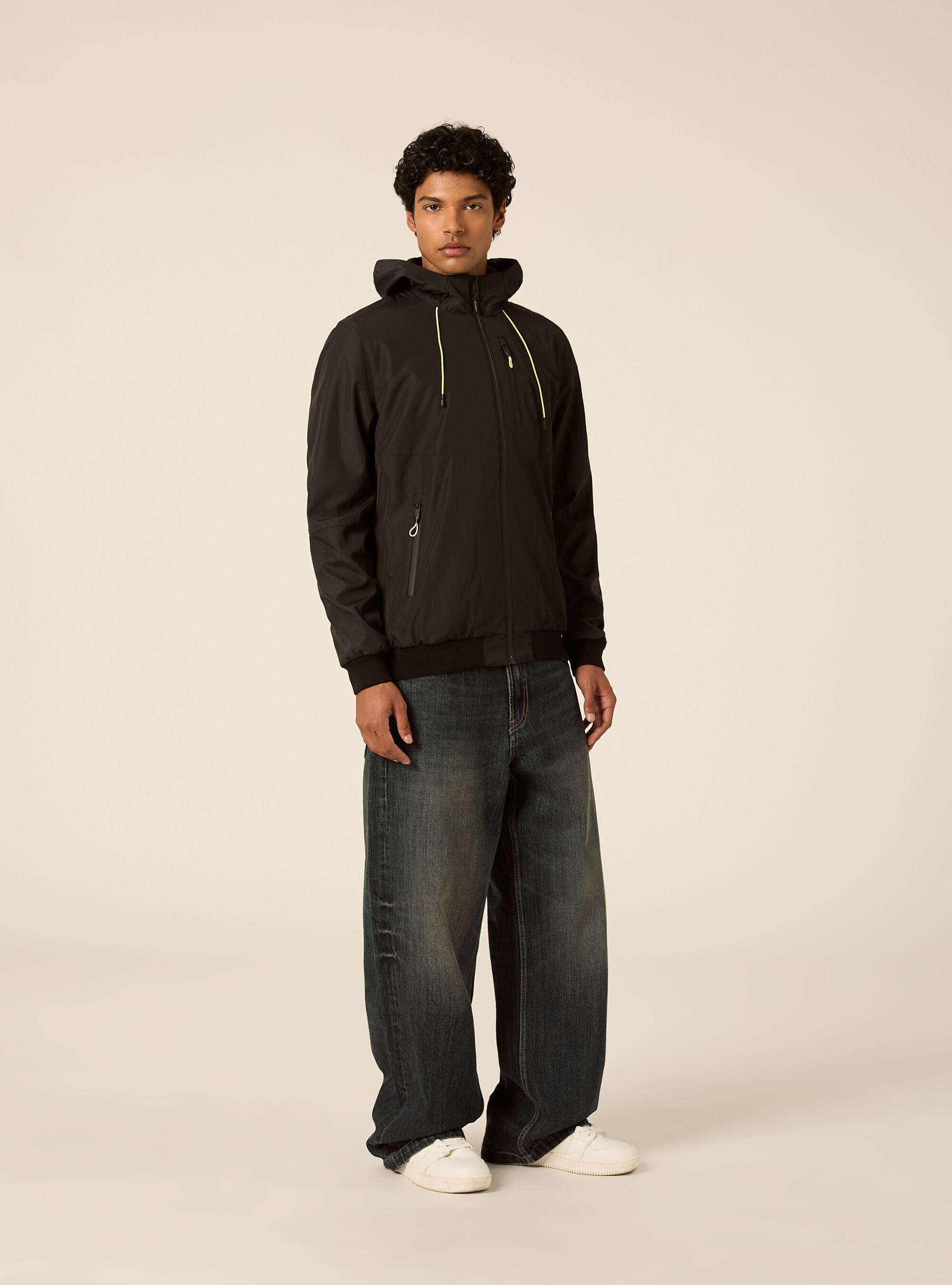 Bomber antivento con cappuccio