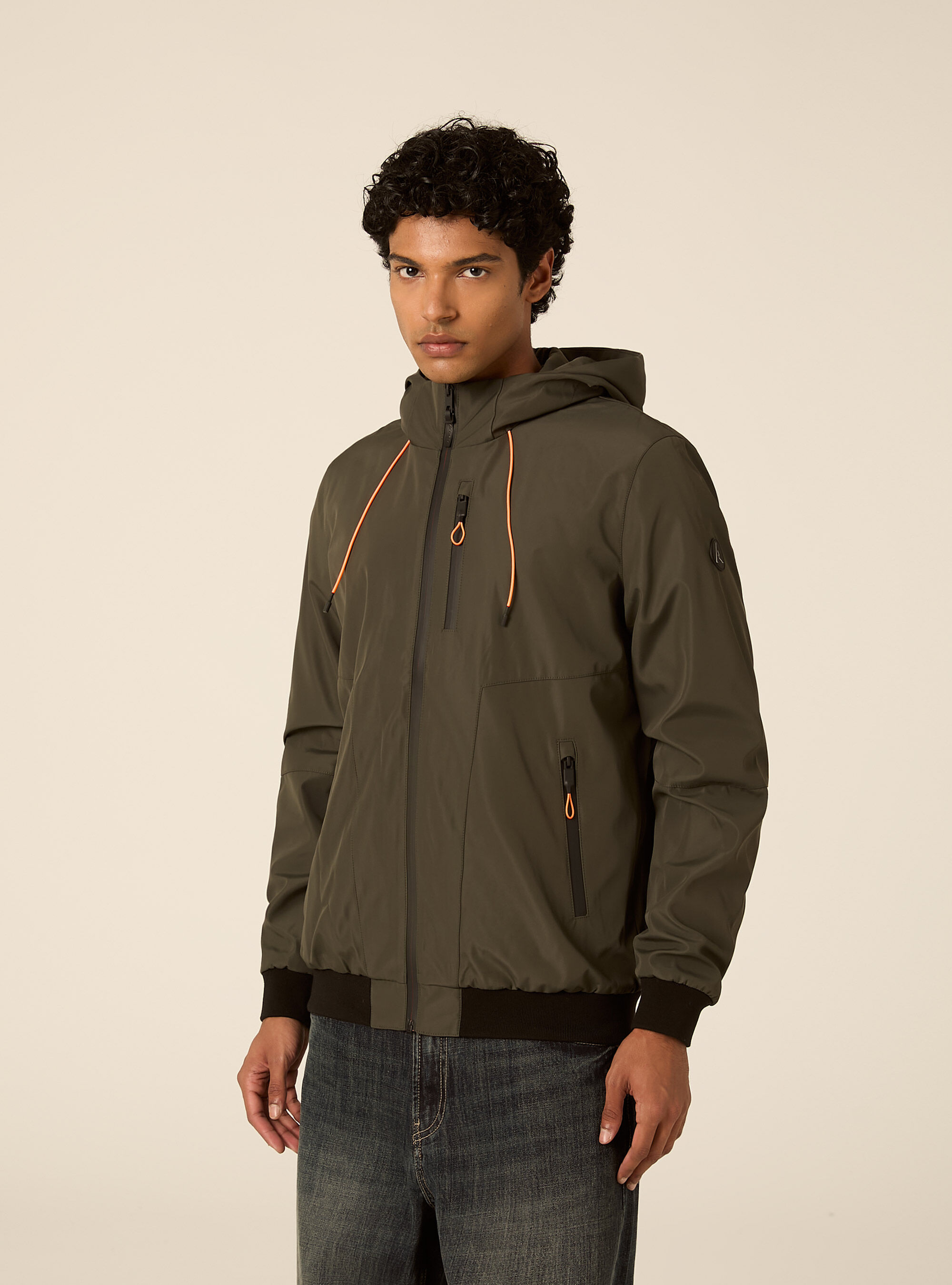 Bomber antivento con cappuccio