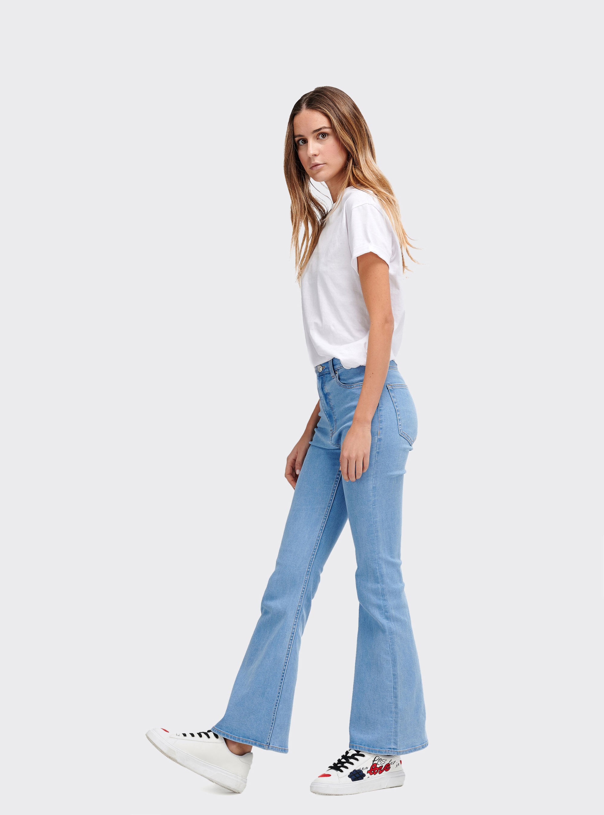 Jeans a zampa elasticizzati a vita alta