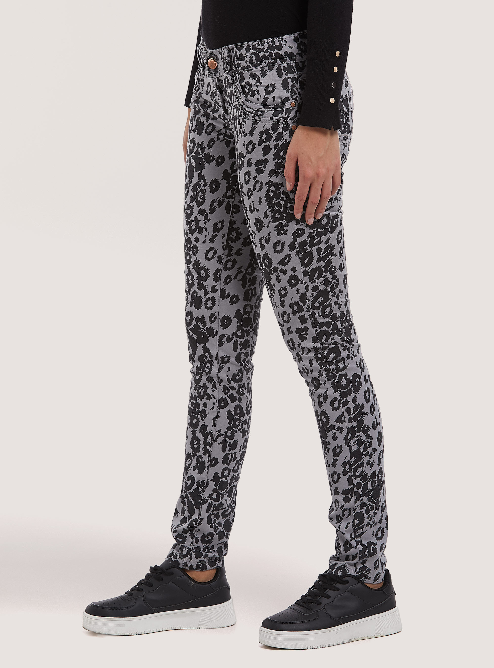 Pantaloni stampati effetto laminato, GRIS