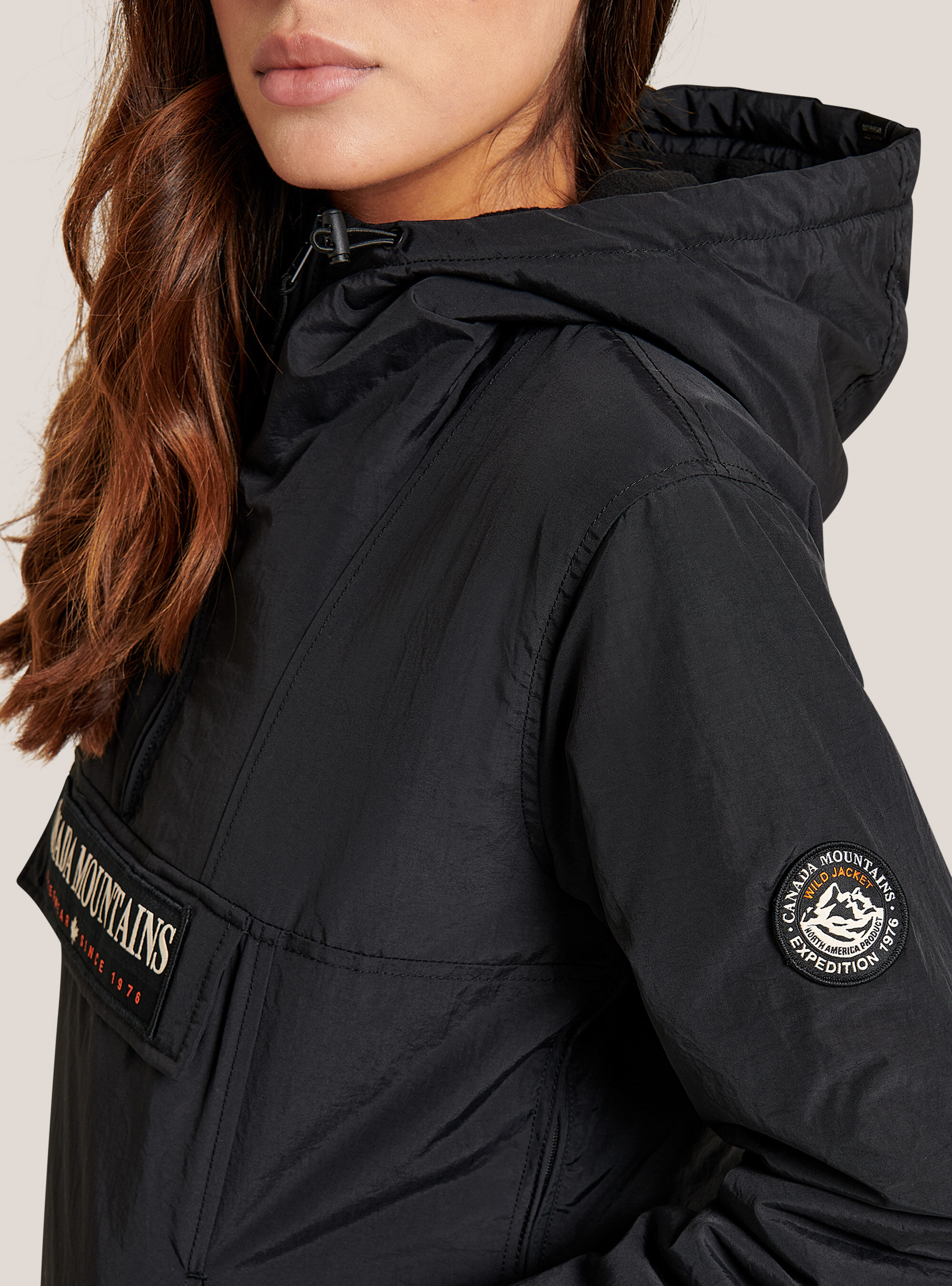 Veste anorak avec rabat frontal avec patch et capuche