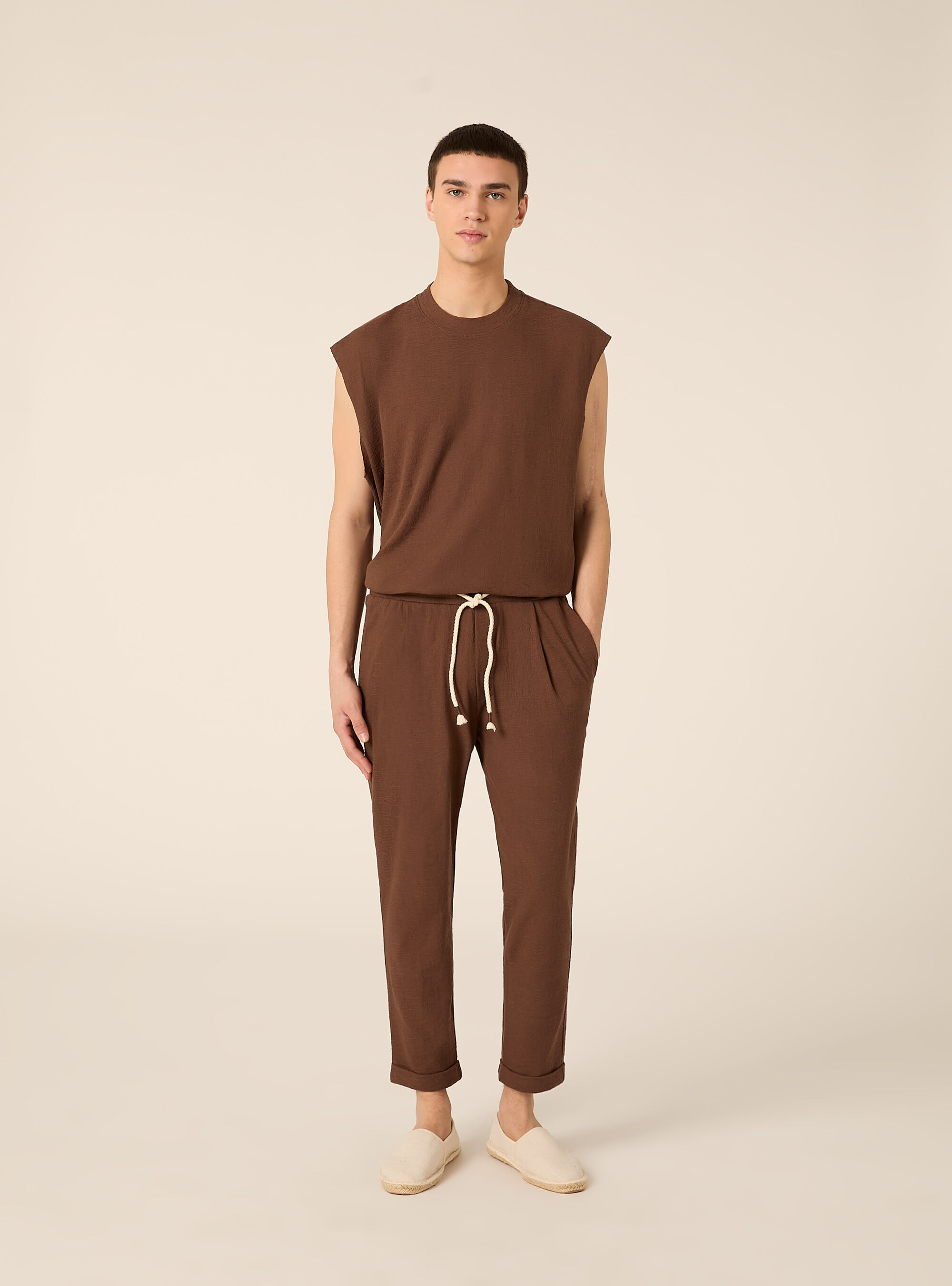 Pantaloni con  elastico in vita in jersey texture, BR1 BROWN DARK