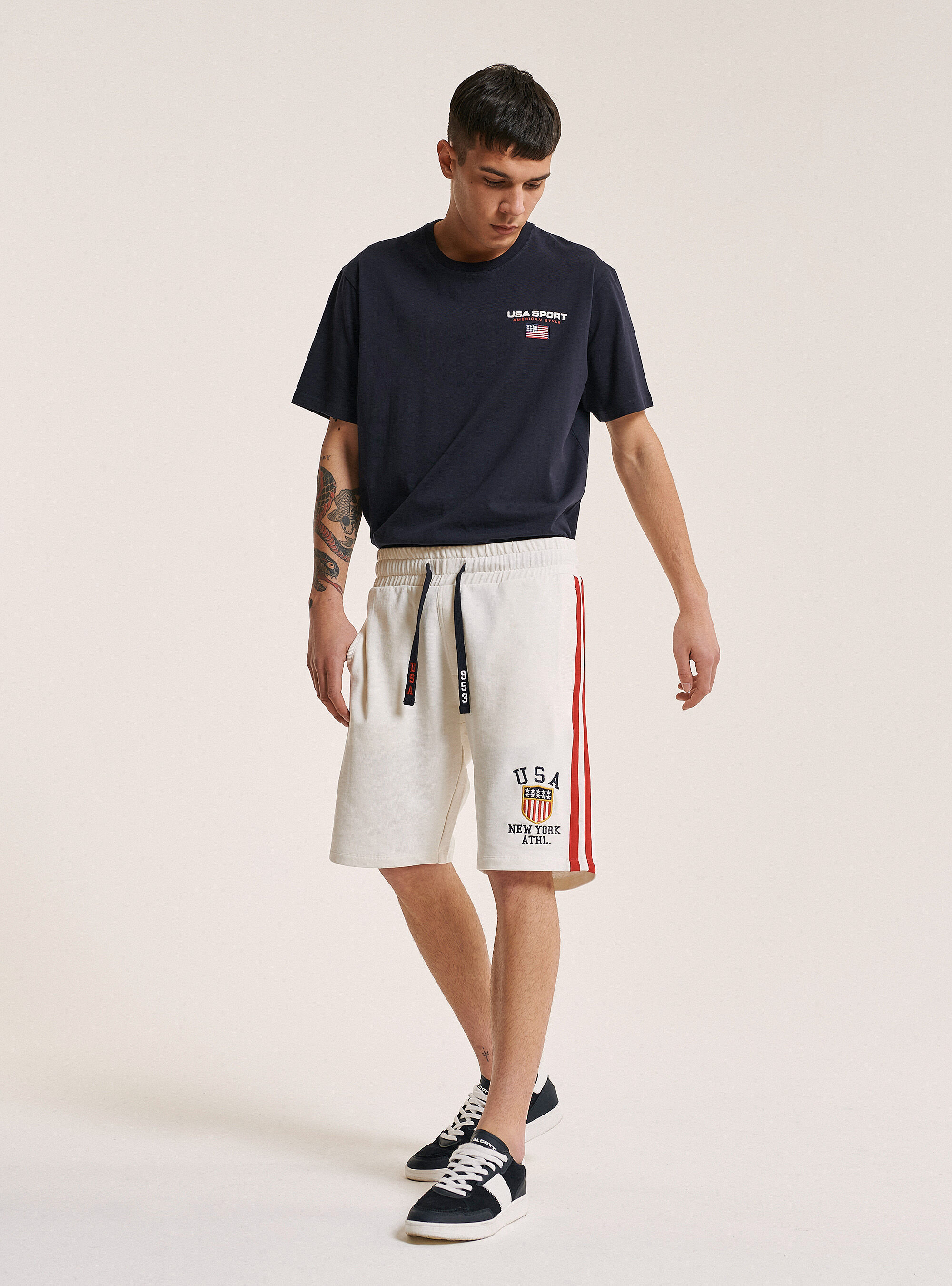 Bermuda jogger con patch ricamato e bande laterali
