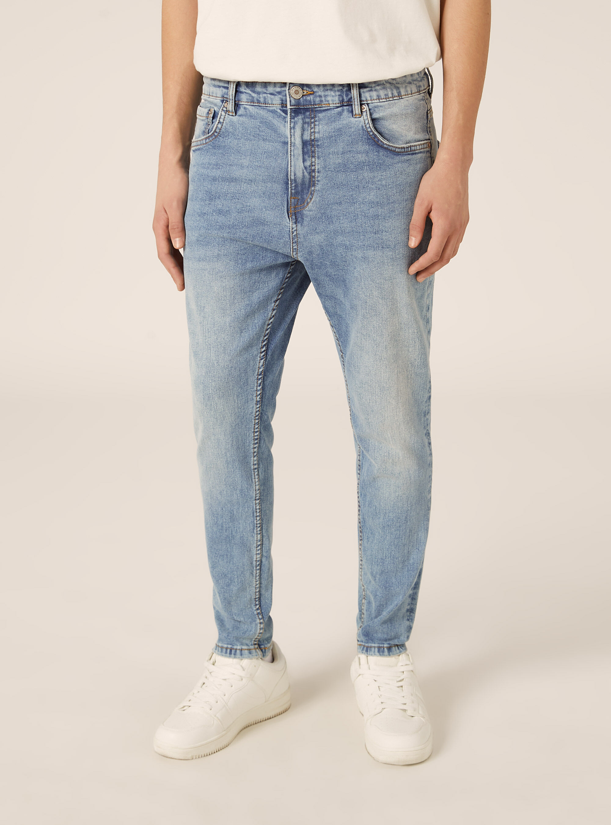 Stretch denim carrot fit jeans